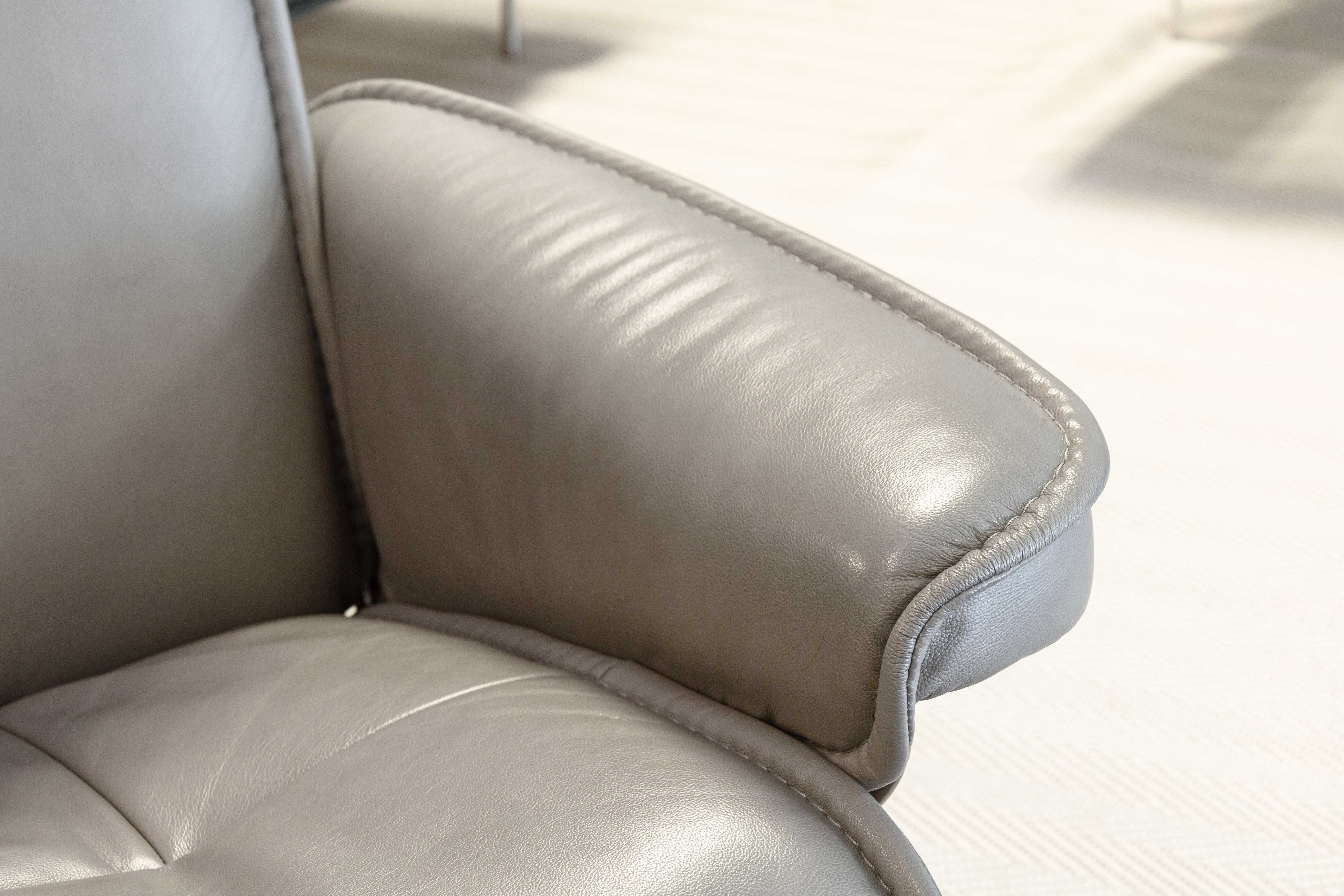 Ekornes Stressless Admiral Classic Base Grau Loungesessel mit Tisch und Ottomane im Zustand „Gut“ im Angebot in Keego Harbor, MI