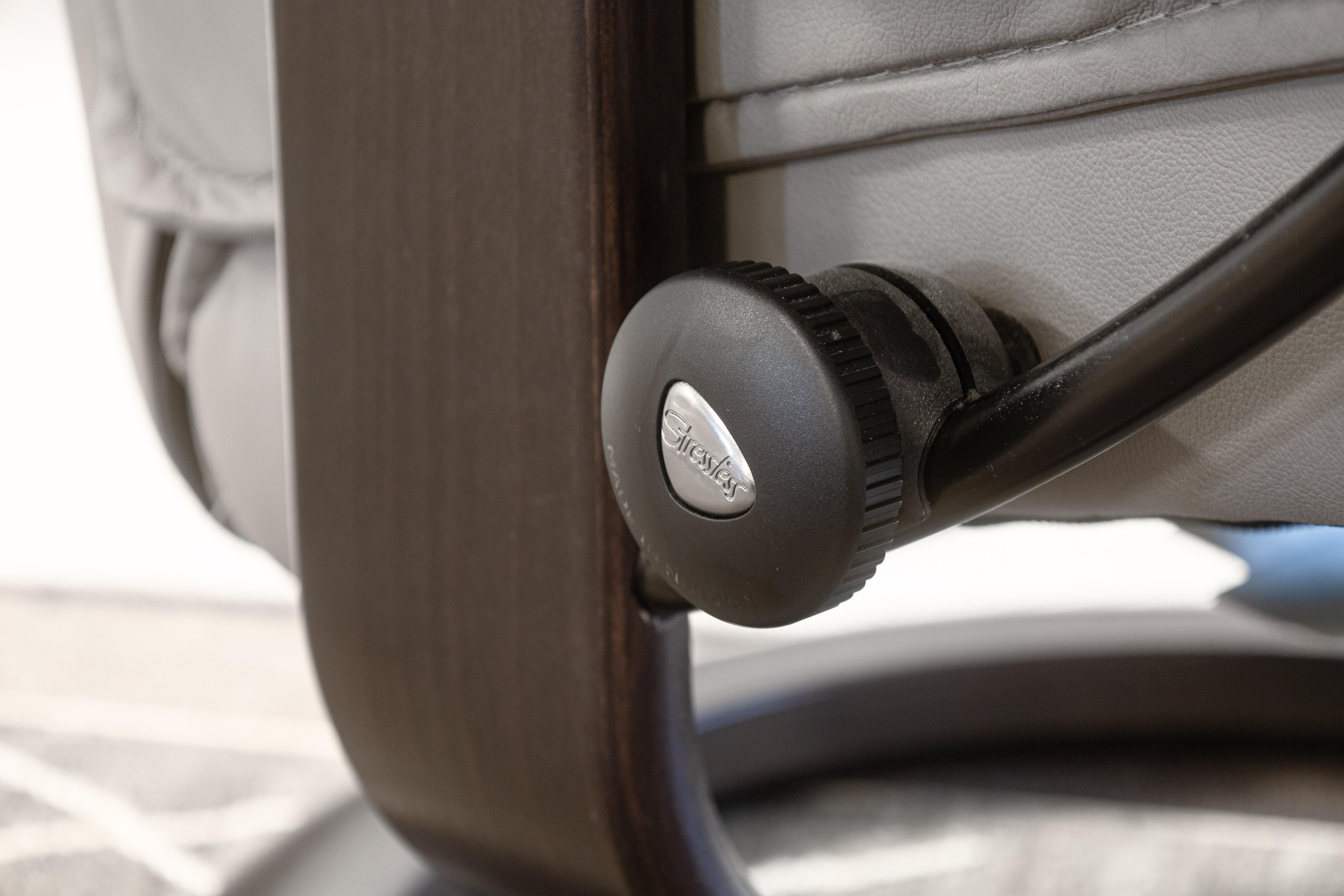 Ekornes Stressless Admiral Classic Base Grau Loungesessel mit Tisch und Ottomane (Metall) im Angebot