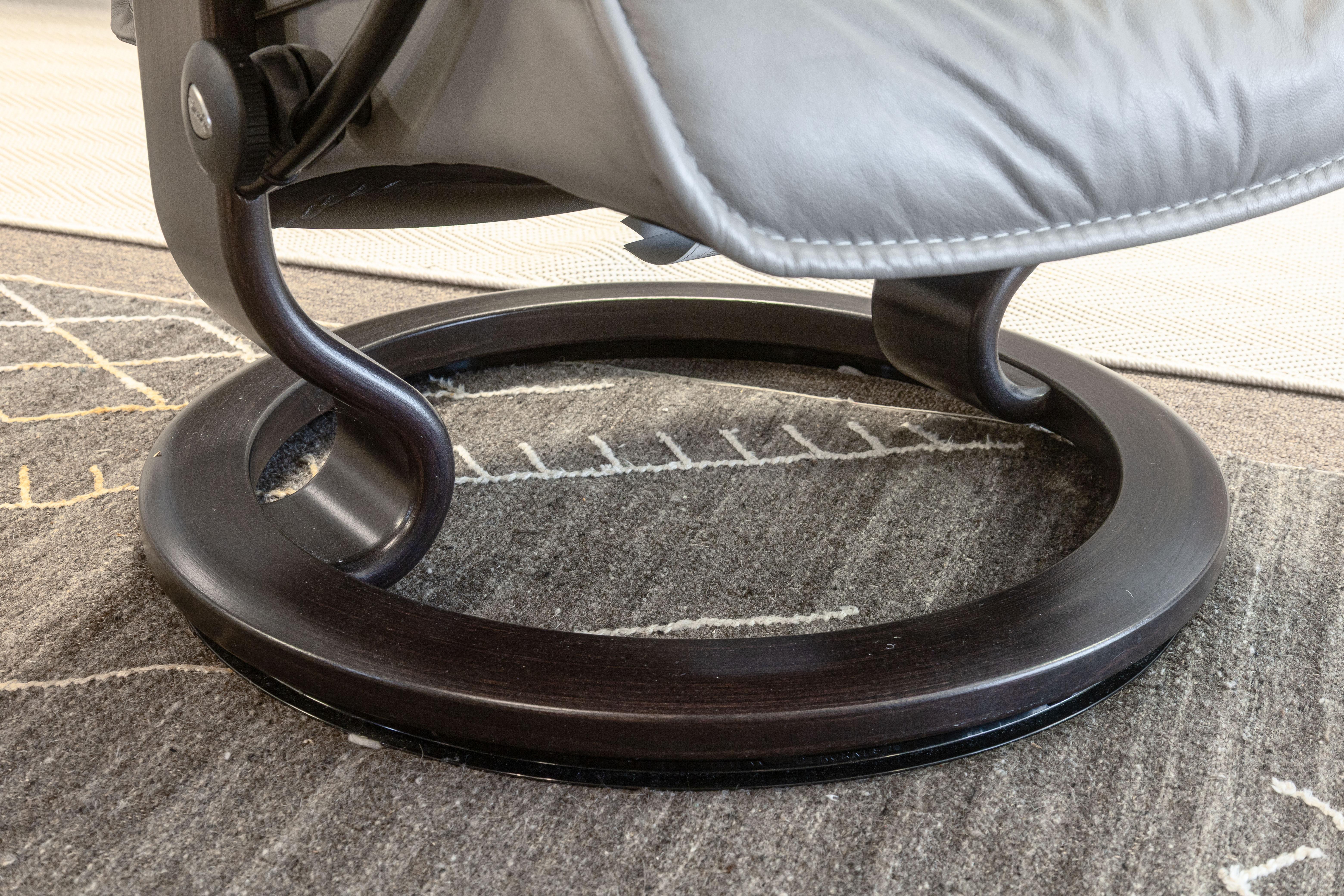 Ekornes Stressless Admiral Classic Base Grau Loungesessel mit Tisch und Ottomane im Angebot 1