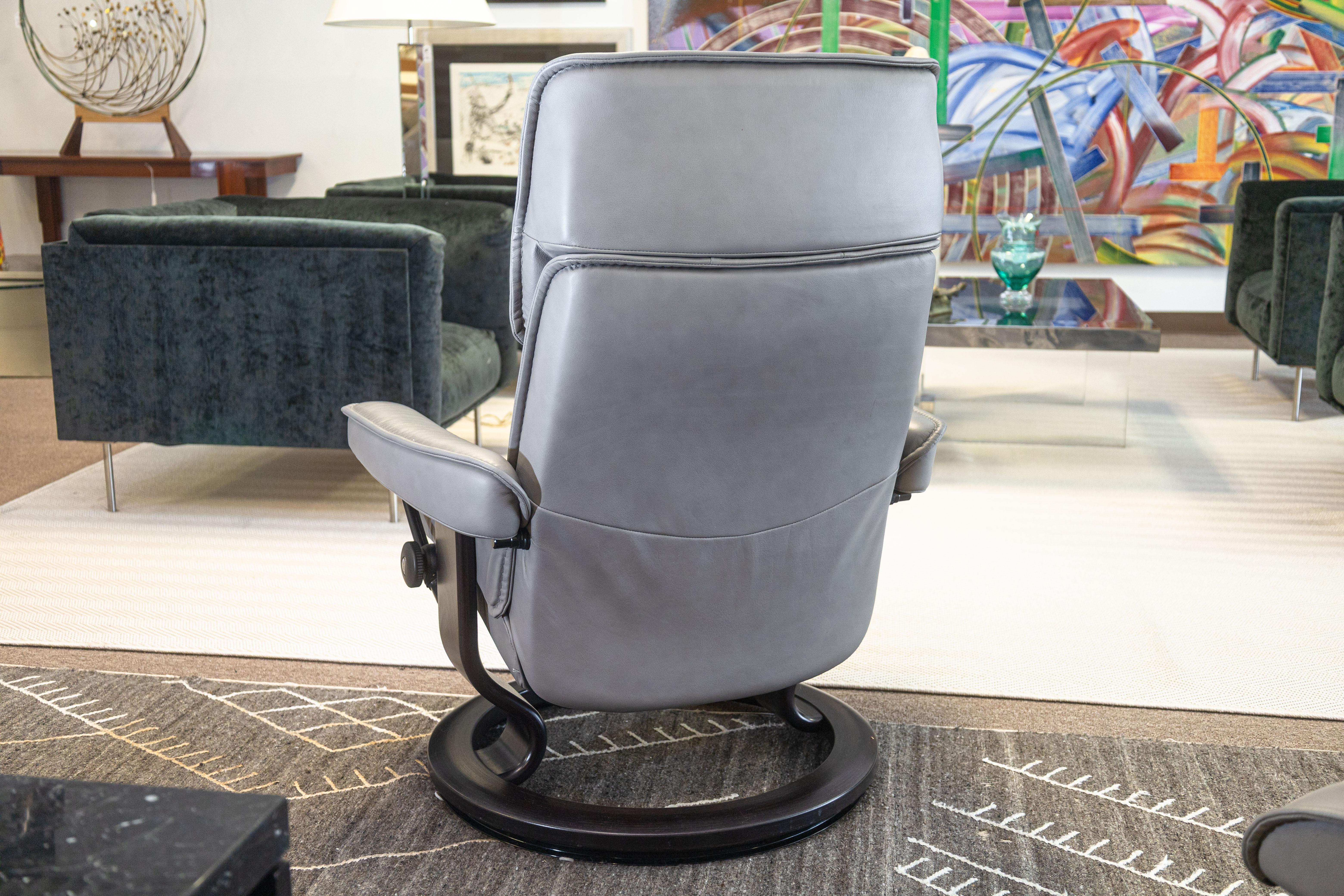 Ekornes Stressless Admiral Classic Base Grau Loungesessel mit Tisch und Ottomane im Angebot 2