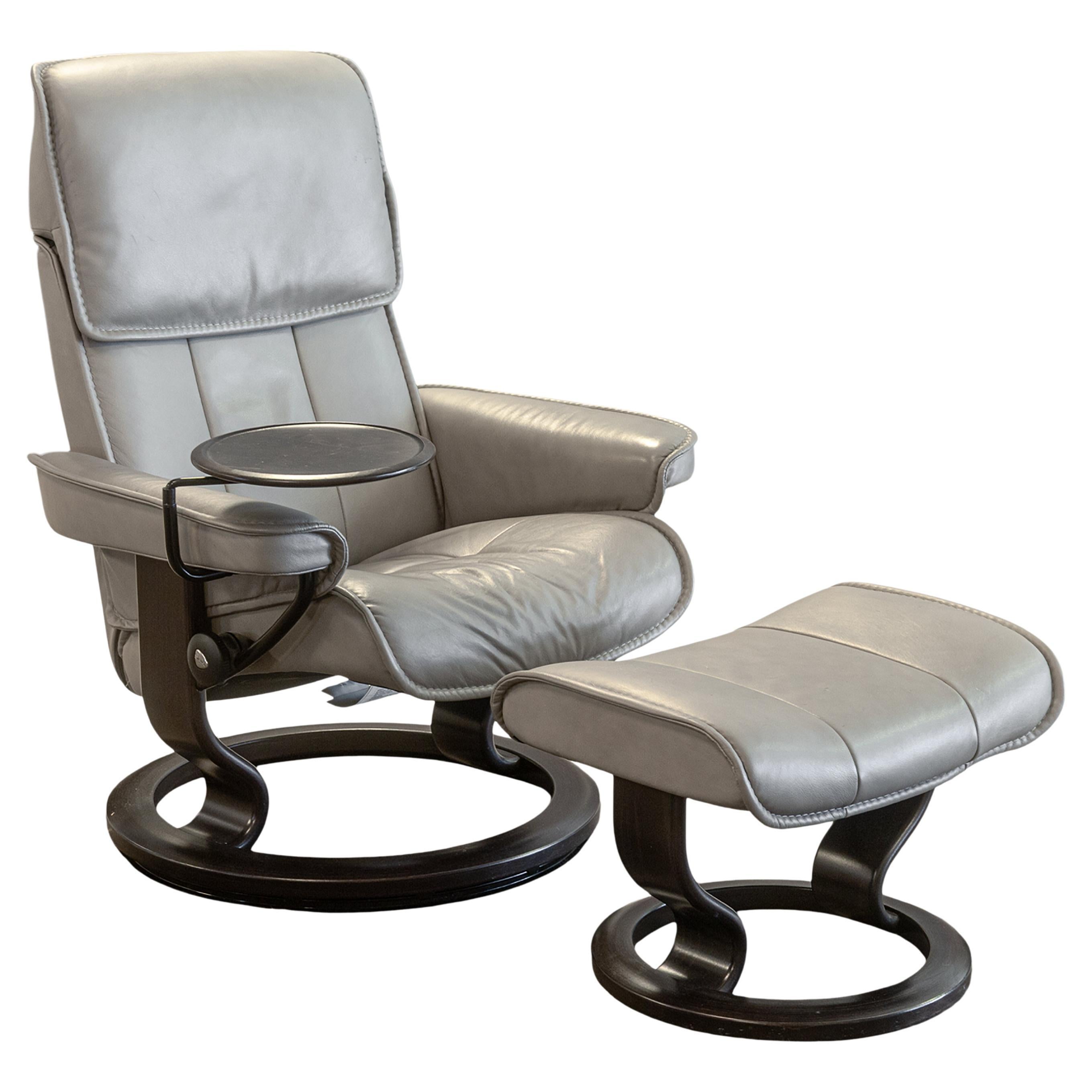 Ekornes Stressless Admiral Classic Base Grau Loungesessel mit Tisch und Ottomane im Angebot