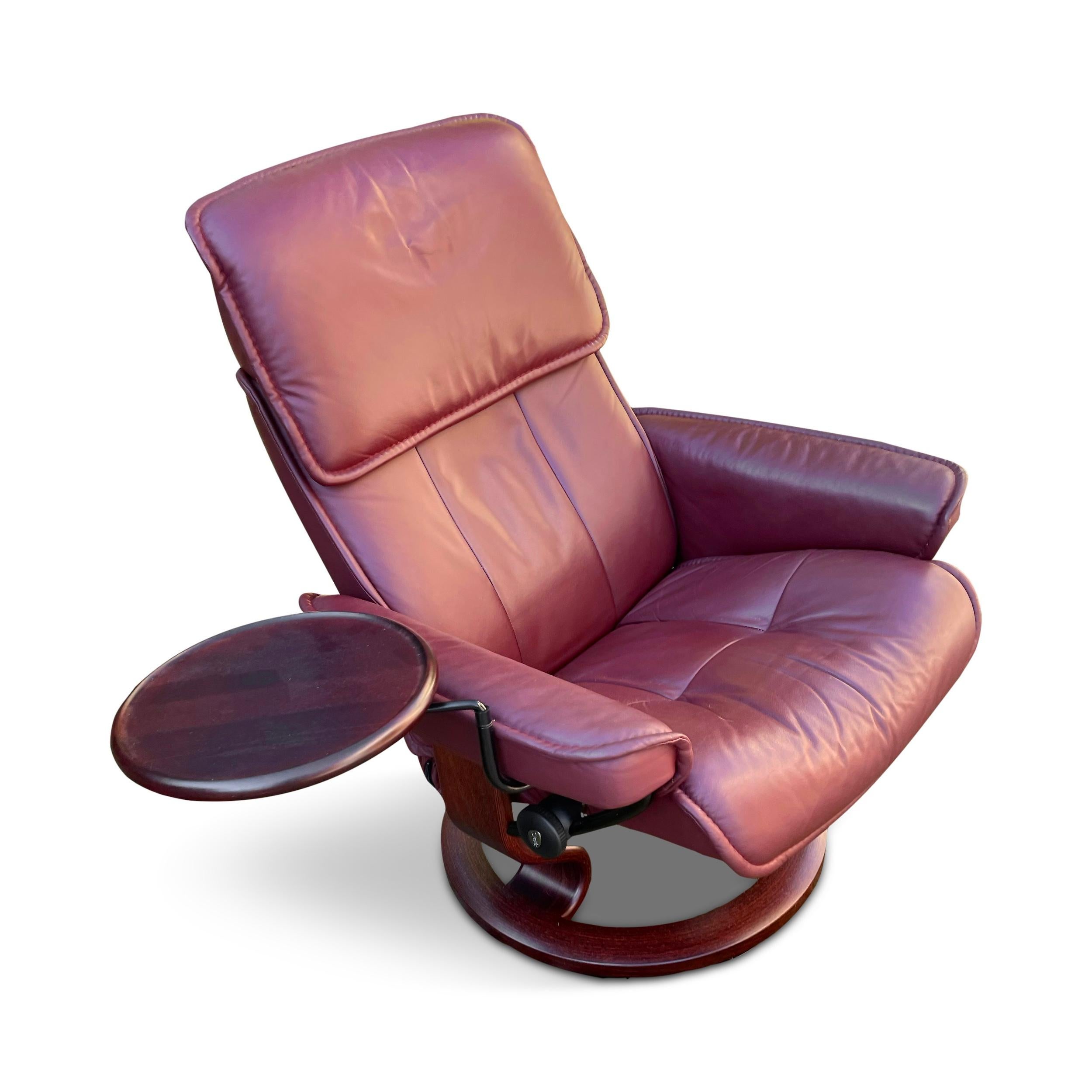 Questo modello di poltrona e pouf Admiral della linea Stressless di Ekornes, dal sofisticato design scandinavo, rappresenta l'apice del design e dell'artigianato norvegese. Caratterizzato da un ricco rivestimento in pelle marrone abbinato a una base