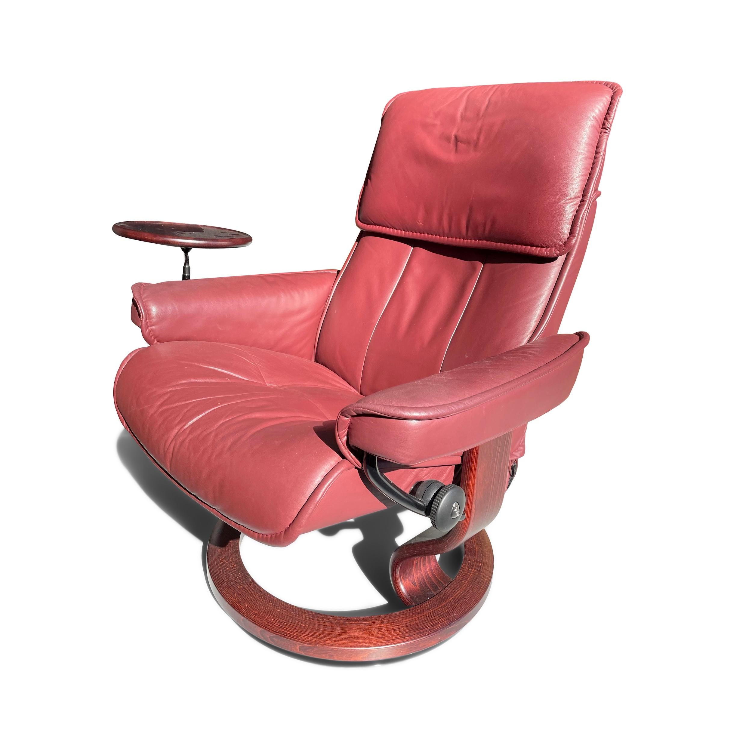 Scandinavo moderno Ekornes Stressless Admiral, sedia a sdraio in pelle marrone con vassoio e poggiapiedi in vendita