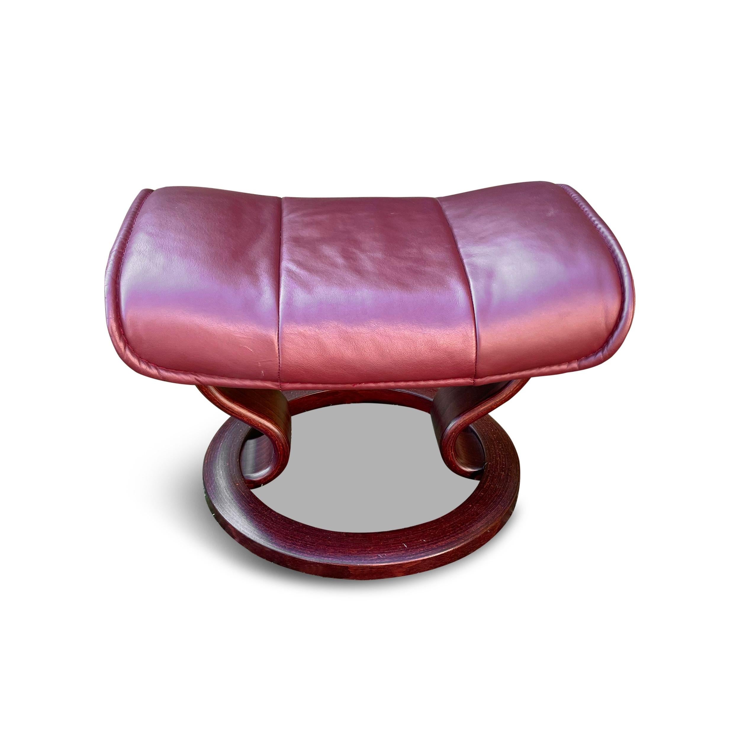 Ekornes Stressless Admiral, sedia a sdraio in pelle marrone con vassoio e poggiapiedi In condizioni buone in vendita a Brooklyn, NY