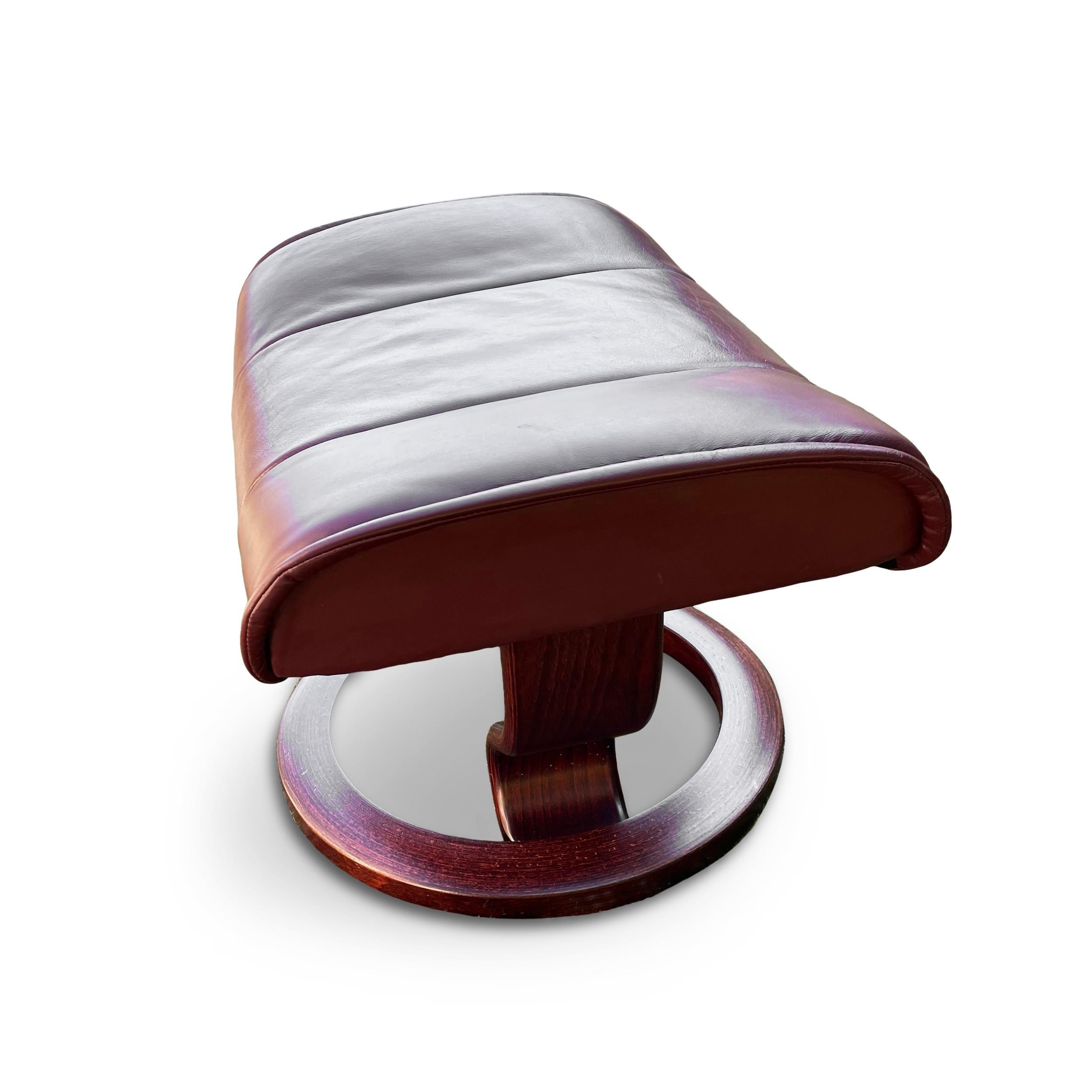 XX secolo Ekornes Stressless Admiral, sedia a sdraio in pelle marrone con vassoio e poggiapiedi in vendita