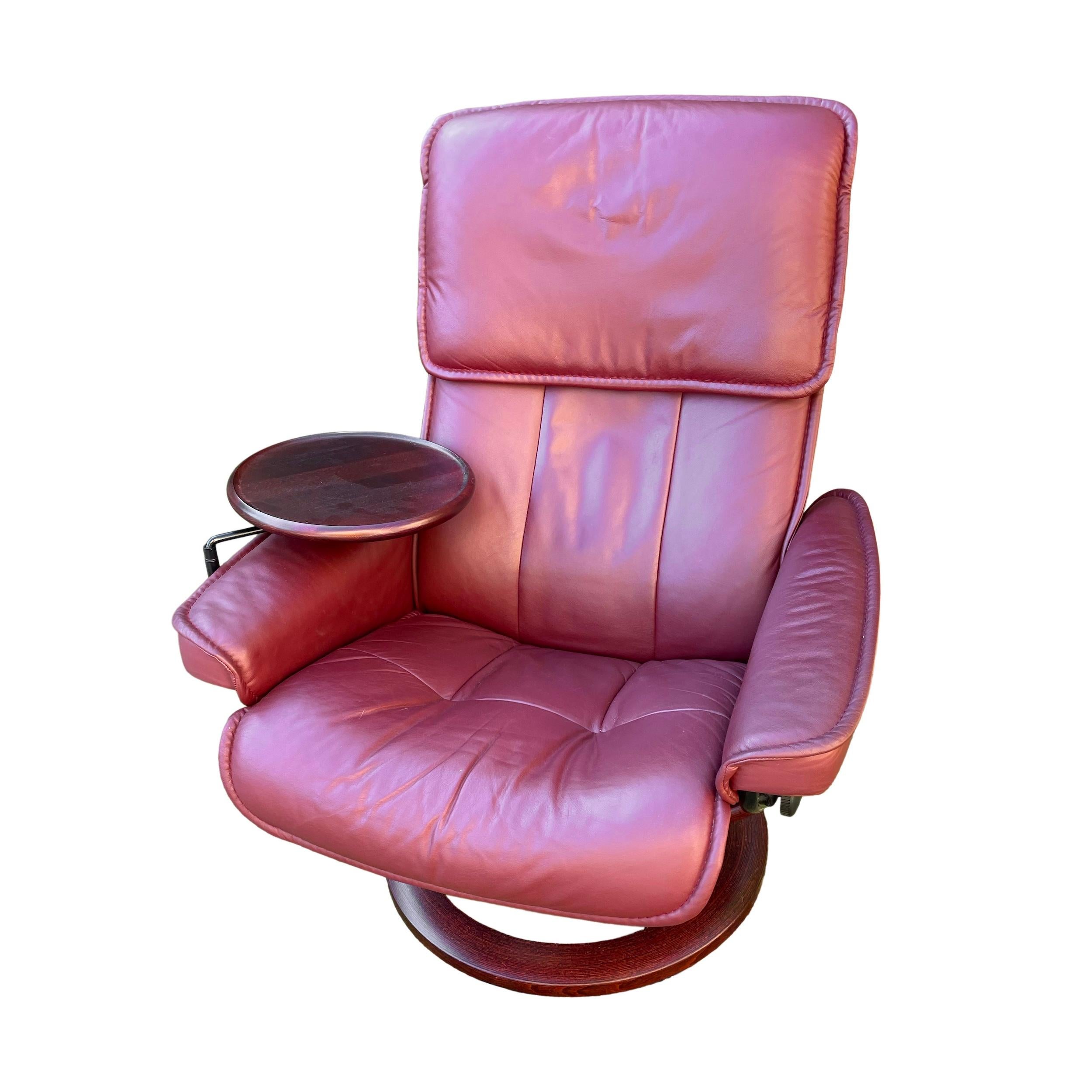 Pelle Ekornes Stressless Admiral, sedia a sdraio in pelle marrone con vassoio e poggiapiedi in vendita