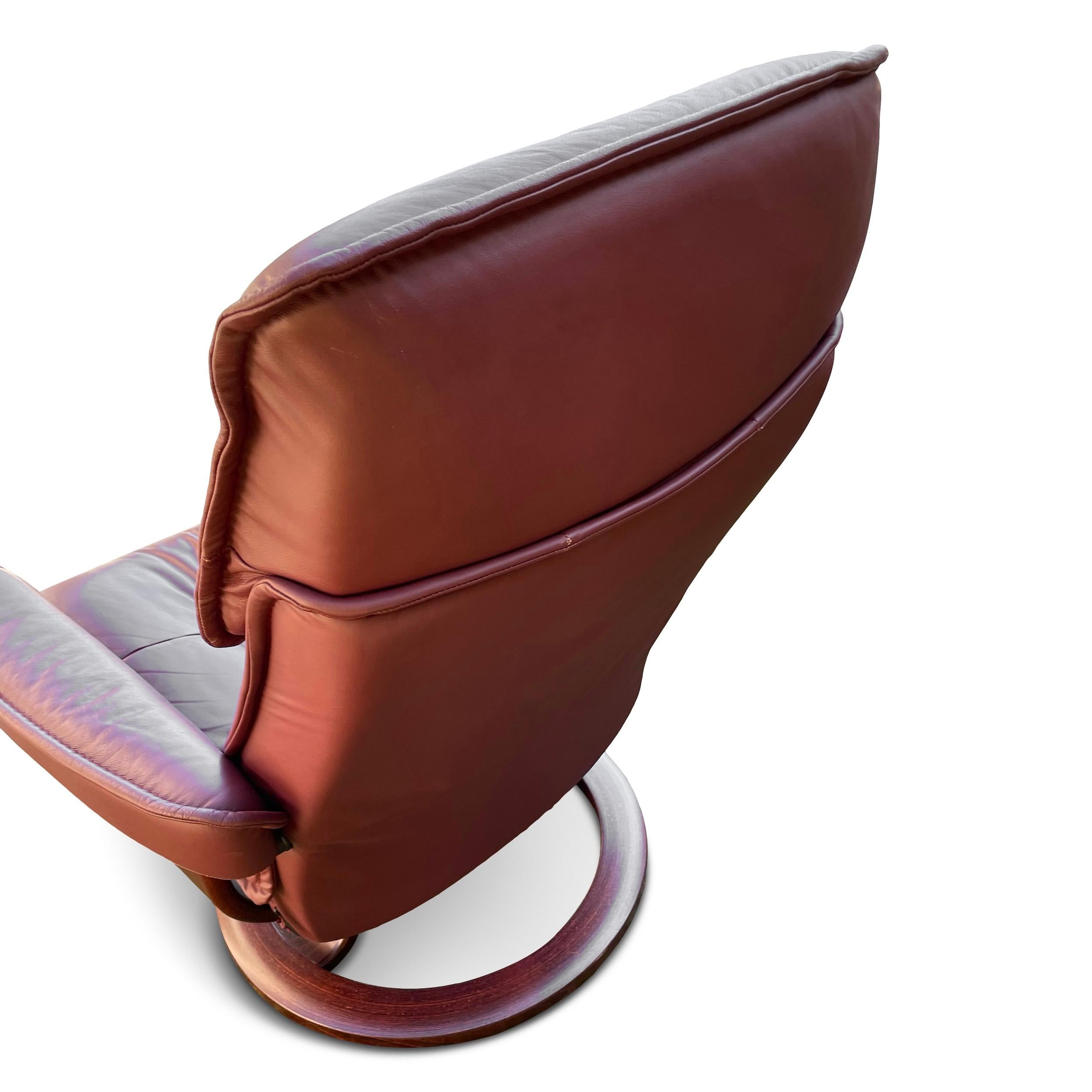Ekornes Stressless Admiral, sedia a sdraio in pelle marrone con vassoio e poggiapiedi in vendita 1