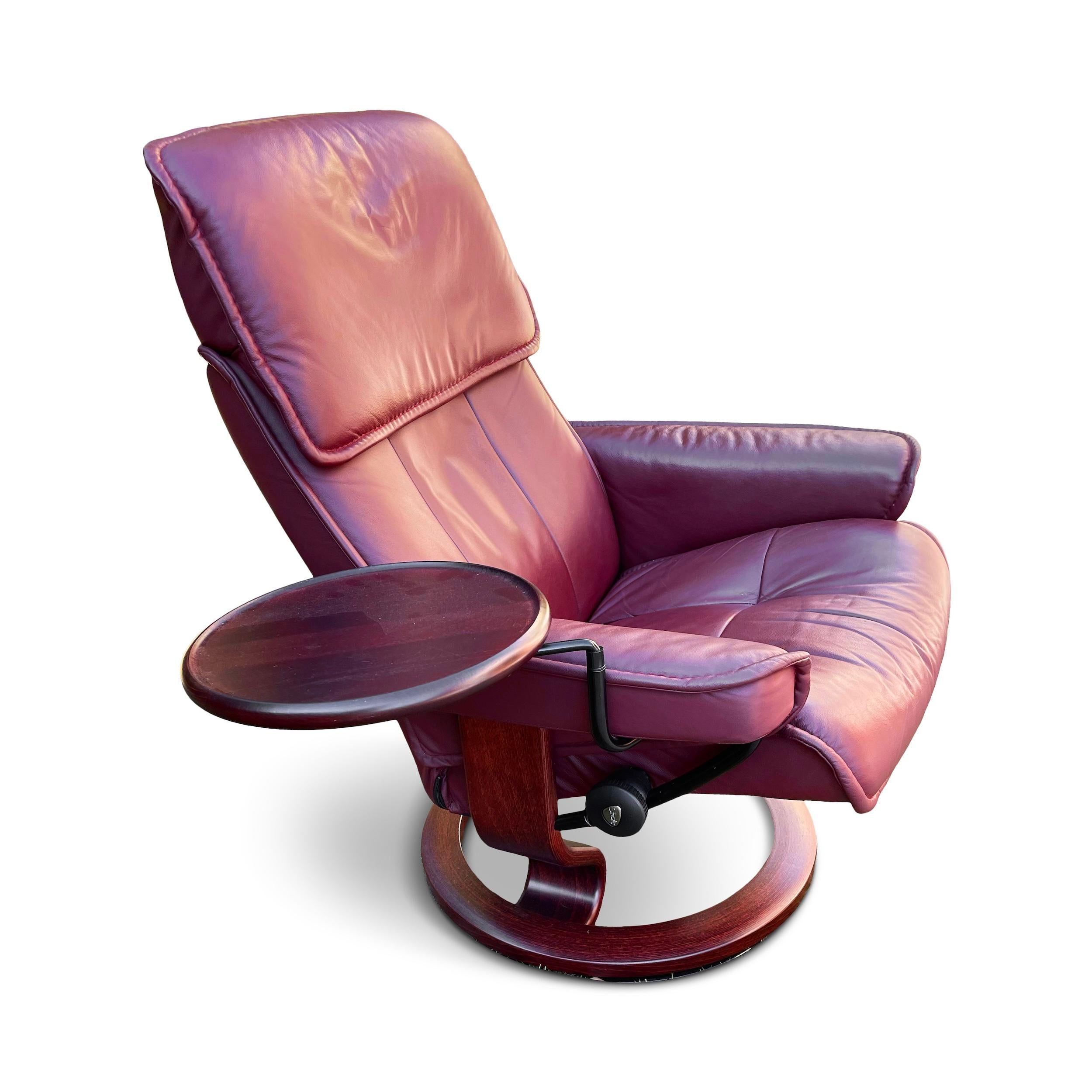 Ekornes Stressless Admiral, sedia a sdraio in pelle marrone con vassoio e poggiapiedi in vendita 2
