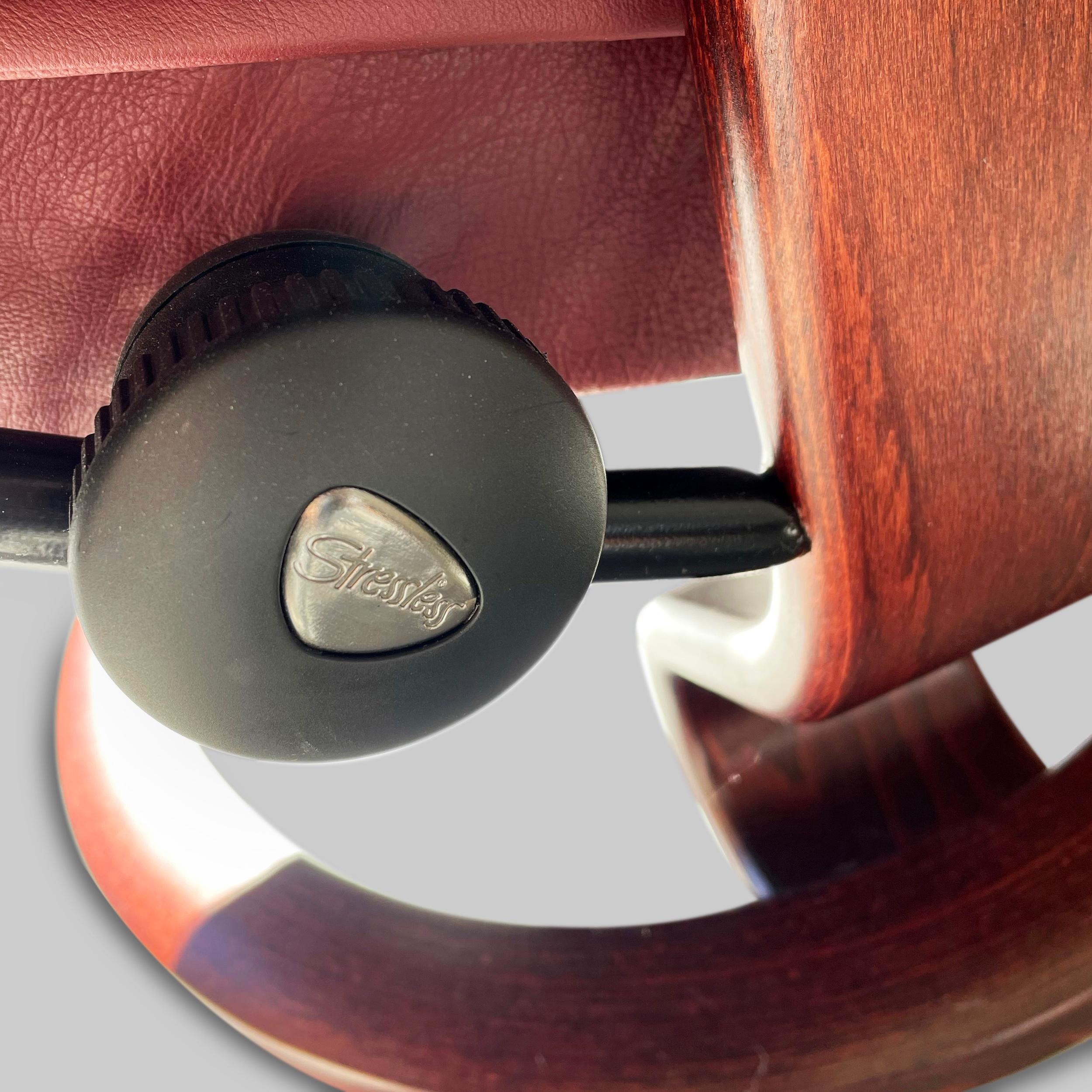 Ekornes Stressless Admiral, sedia a sdraio in pelle marrone con vassoio e poggiapiedi in vendita 3