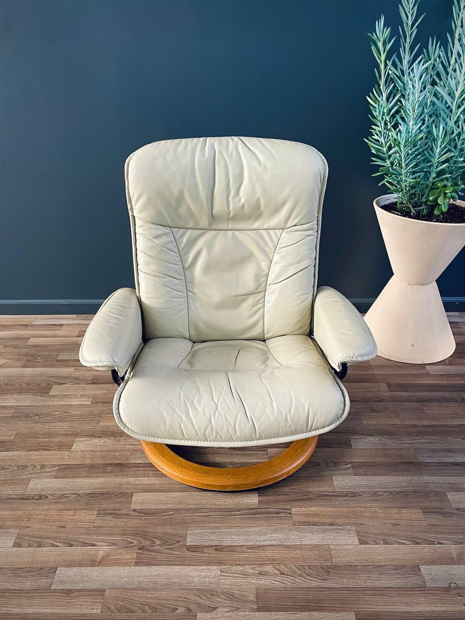 Ekornes Stressless Beige Leather Reclining Swivel Lounge Chair In Good Condition In Los Angeles, CA
