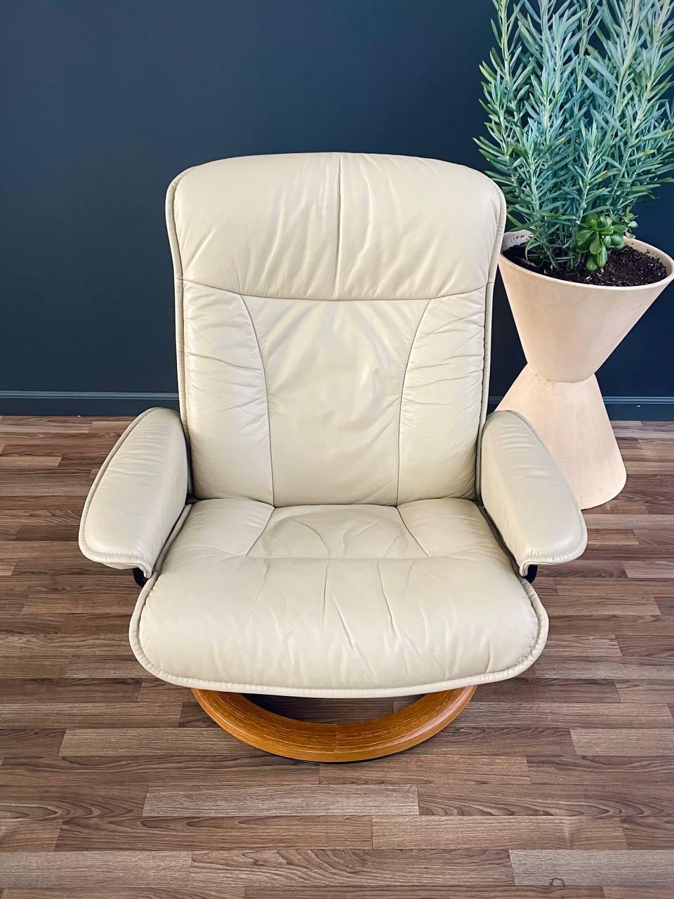 Ekornes Stressless Beige Leather Reclining Swivel Lounge Chair In Good Condition In Los Angeles, CA