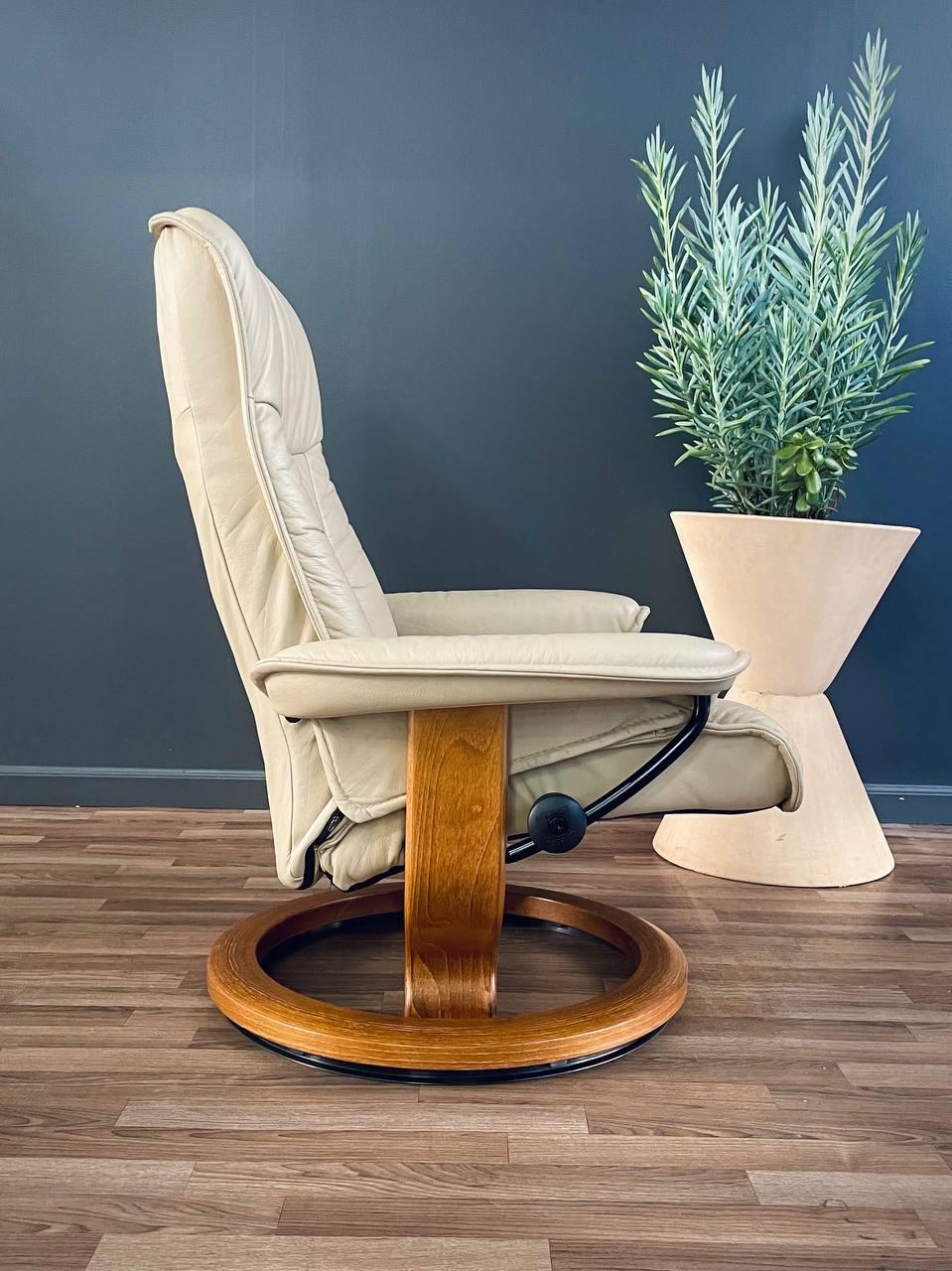 Late 20th Century Ekornes Stressless Beige Leather Reclining Swivel Lounge Chair