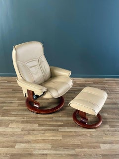 Ekornes Stressless, sedia girevole reclinabile in pelle beige con ottomano