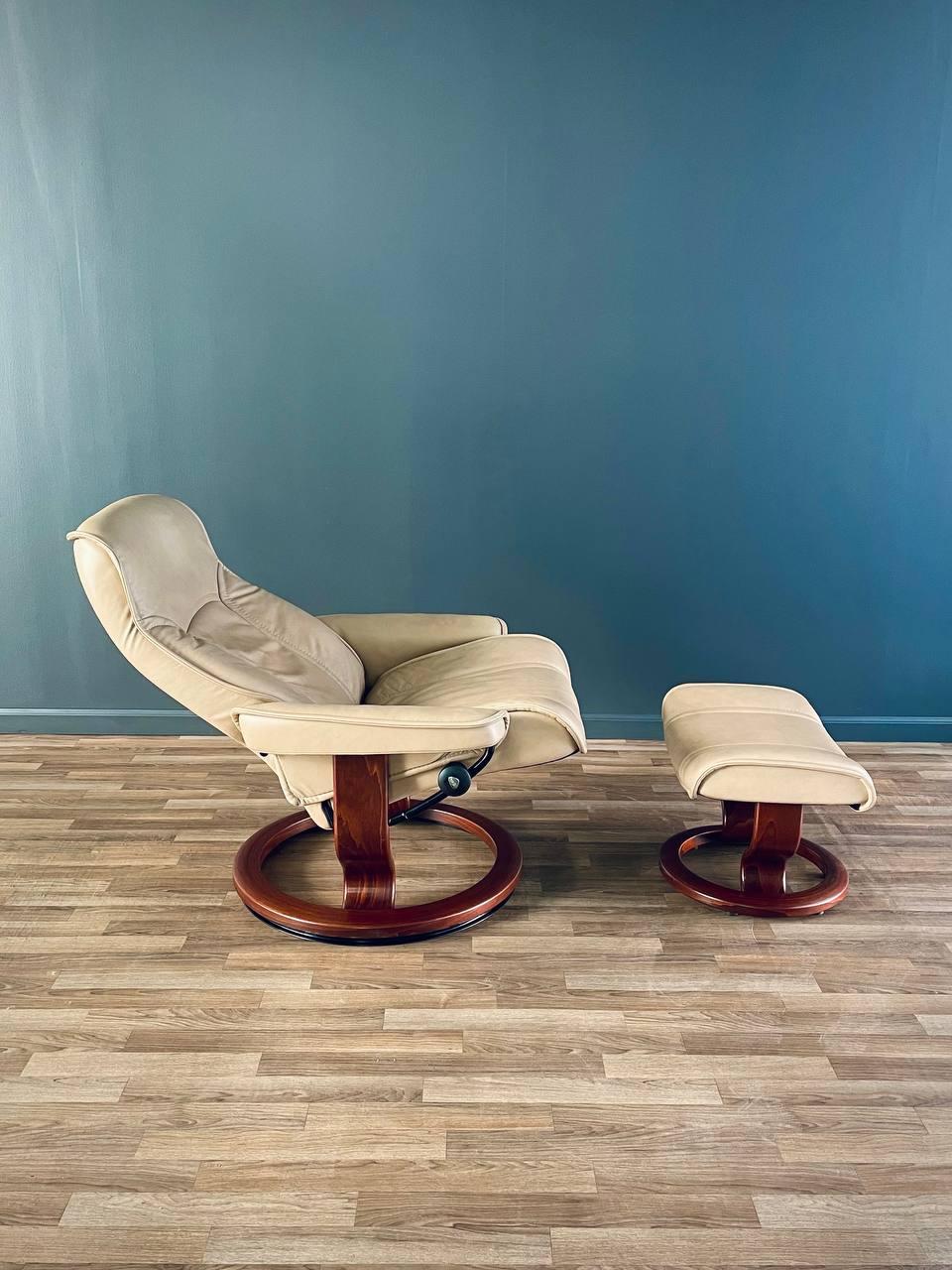 Ekornes Stressless Beige Leather Reclining Swivel Lounge Chair with Ottoman In Good Condition In Los Angeles, CA