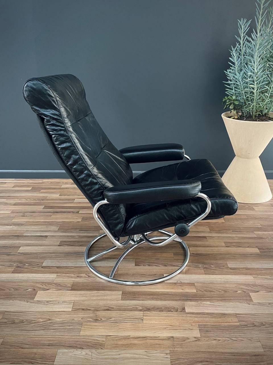 Ekornes Stressless Black Leather & Chrome Reclining Swivel Lounge Chair In Good Condition In Los Angeles, CA