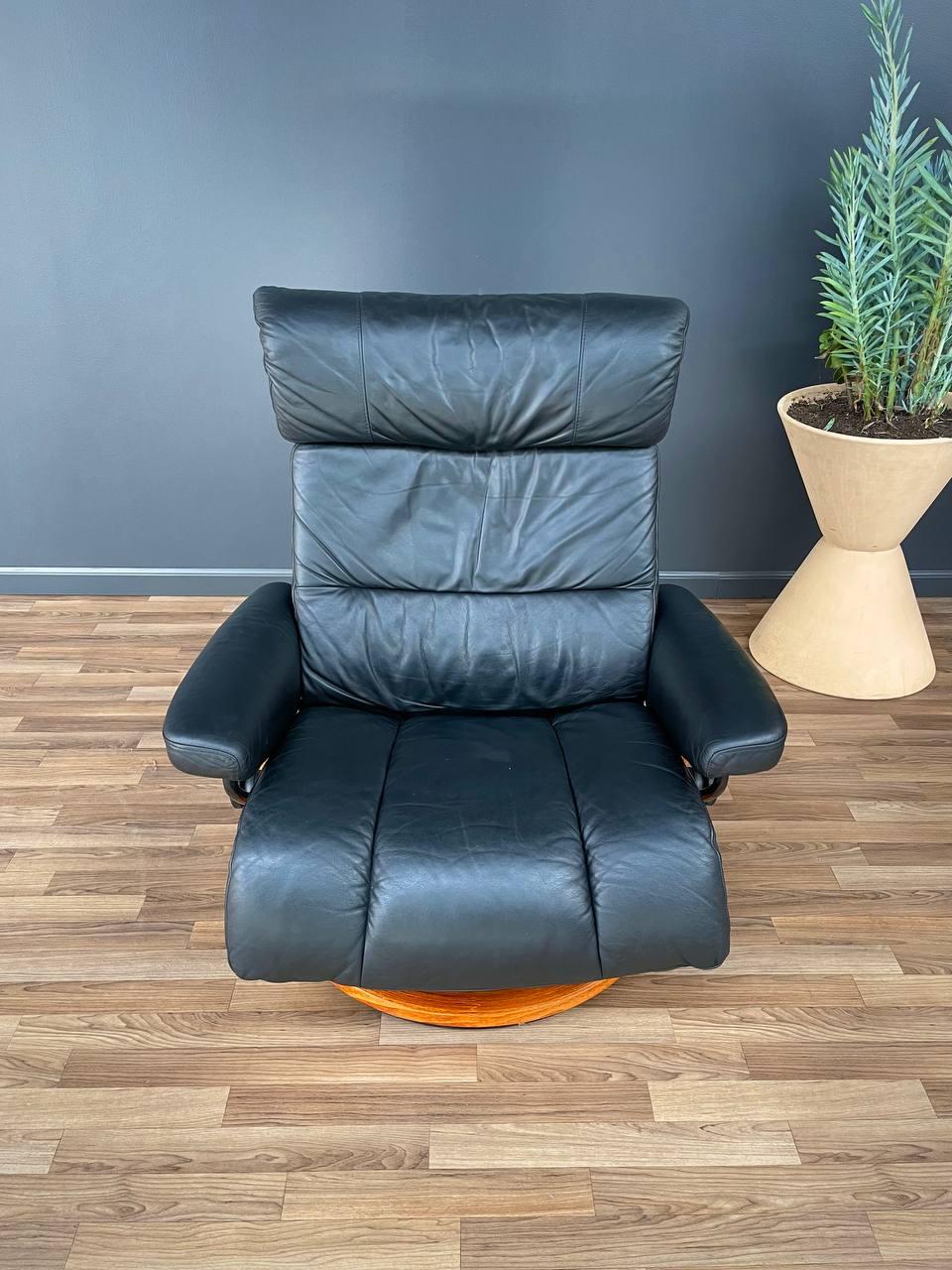 Ekornes Stressless Black Leather Reclining Swivel Lounge Chair with Ottoman In Good Condition In Los Angeles, CA