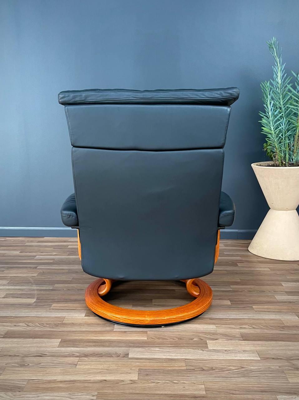 Late 20th Century Ekornes Stressless Black Leather Reclining Swivel Lounge Chair with Ottoman