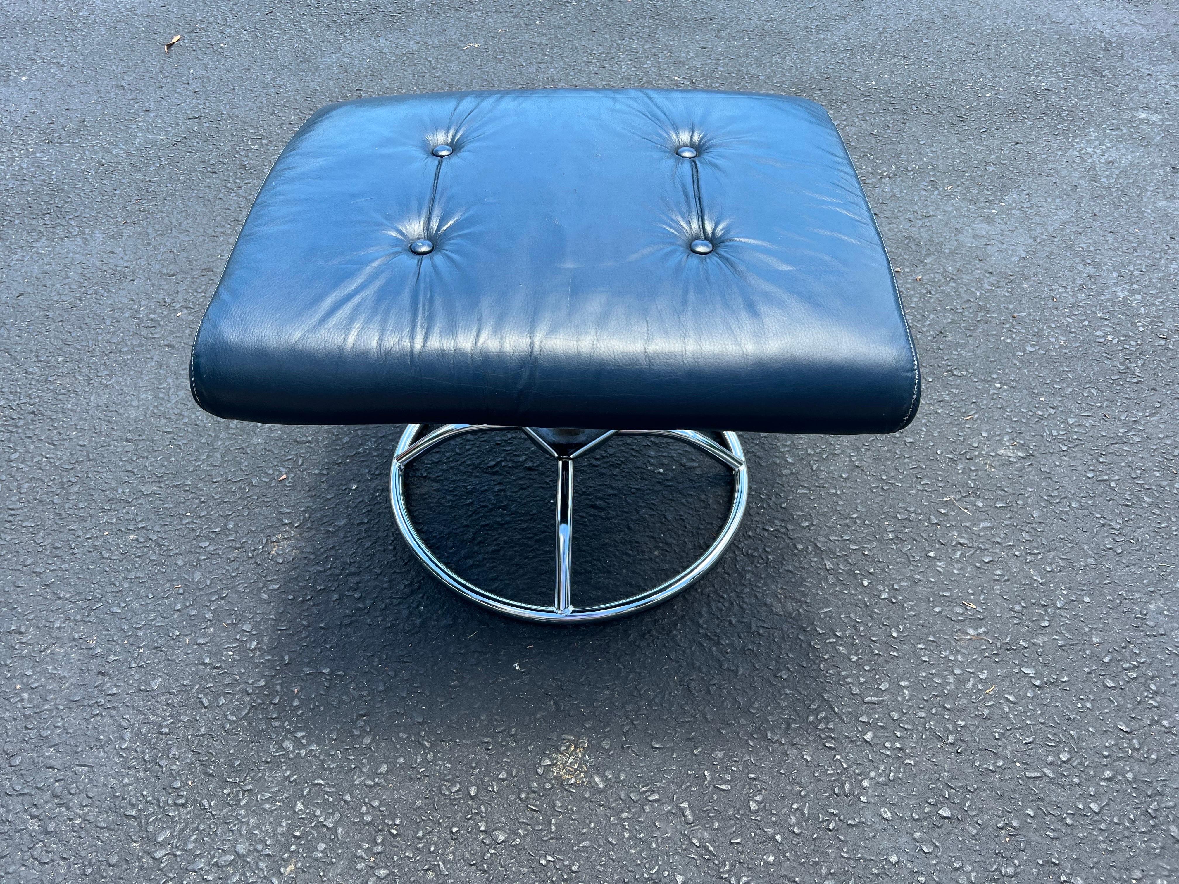 Ekornes stressless blue leather ottoman in chrome. Perfect if you have the matching chair. Classic styling with round swivel base. This item Can parcel ship for under $99. Please request a parcel quote.