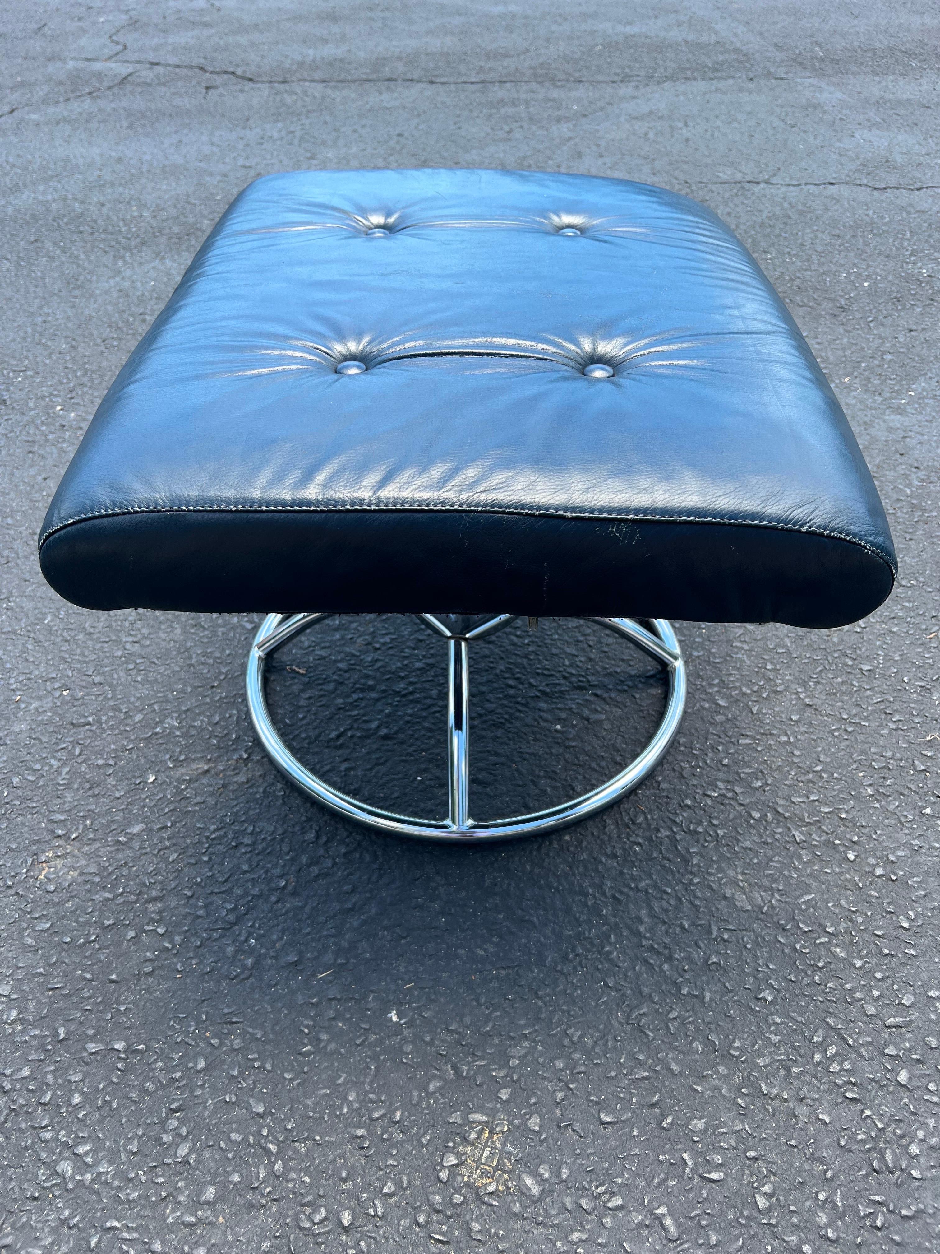 Ekornes Stressless Blue Leather Ottoman in Chrome  In Good Condition In Redding, CT
