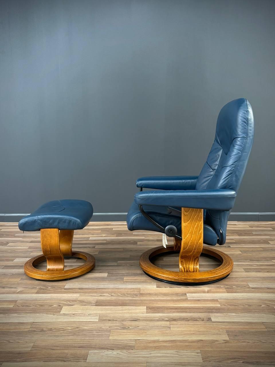 Ekornes Stressless Blue Leather Reclining Swivel Lounge Chair mit End Table & O (Schwedisch) im Angebot