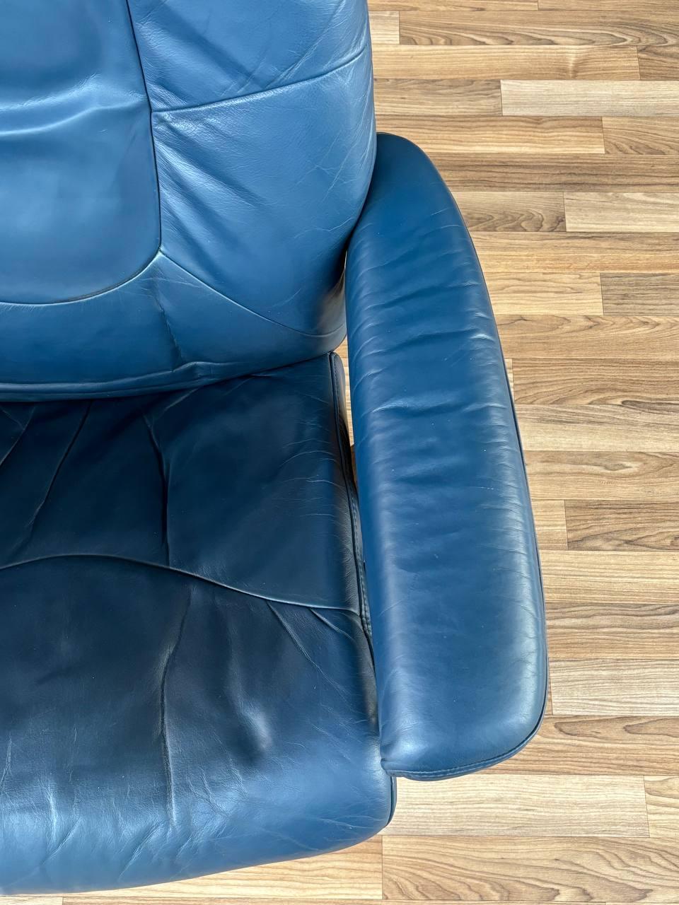 Ekornes Stressless Blue Leather Reclining Swivel Lounge Chair mit End Table & O (Leder) im Angebot