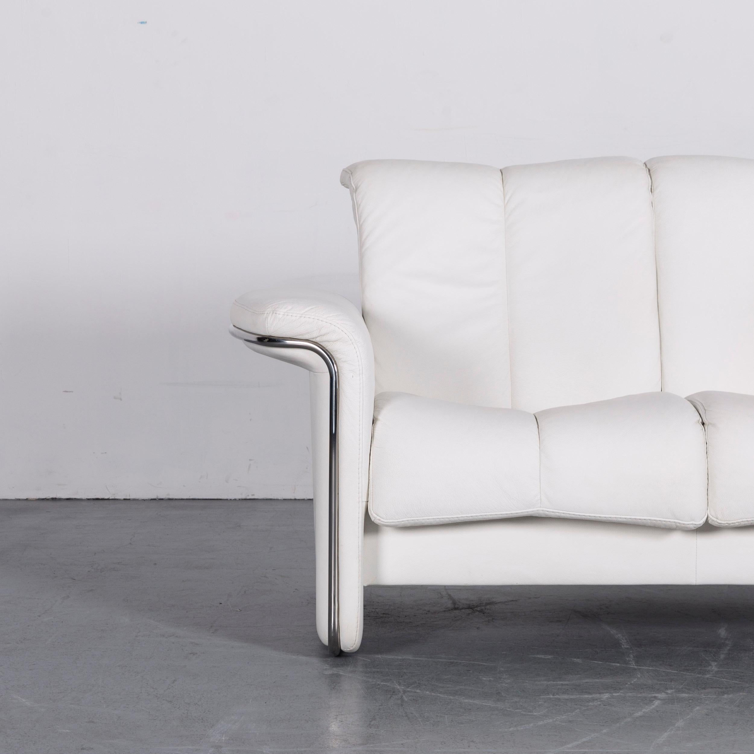 We bring to you an Ekornes Stressless blues sofa white leather three-seat with function.














