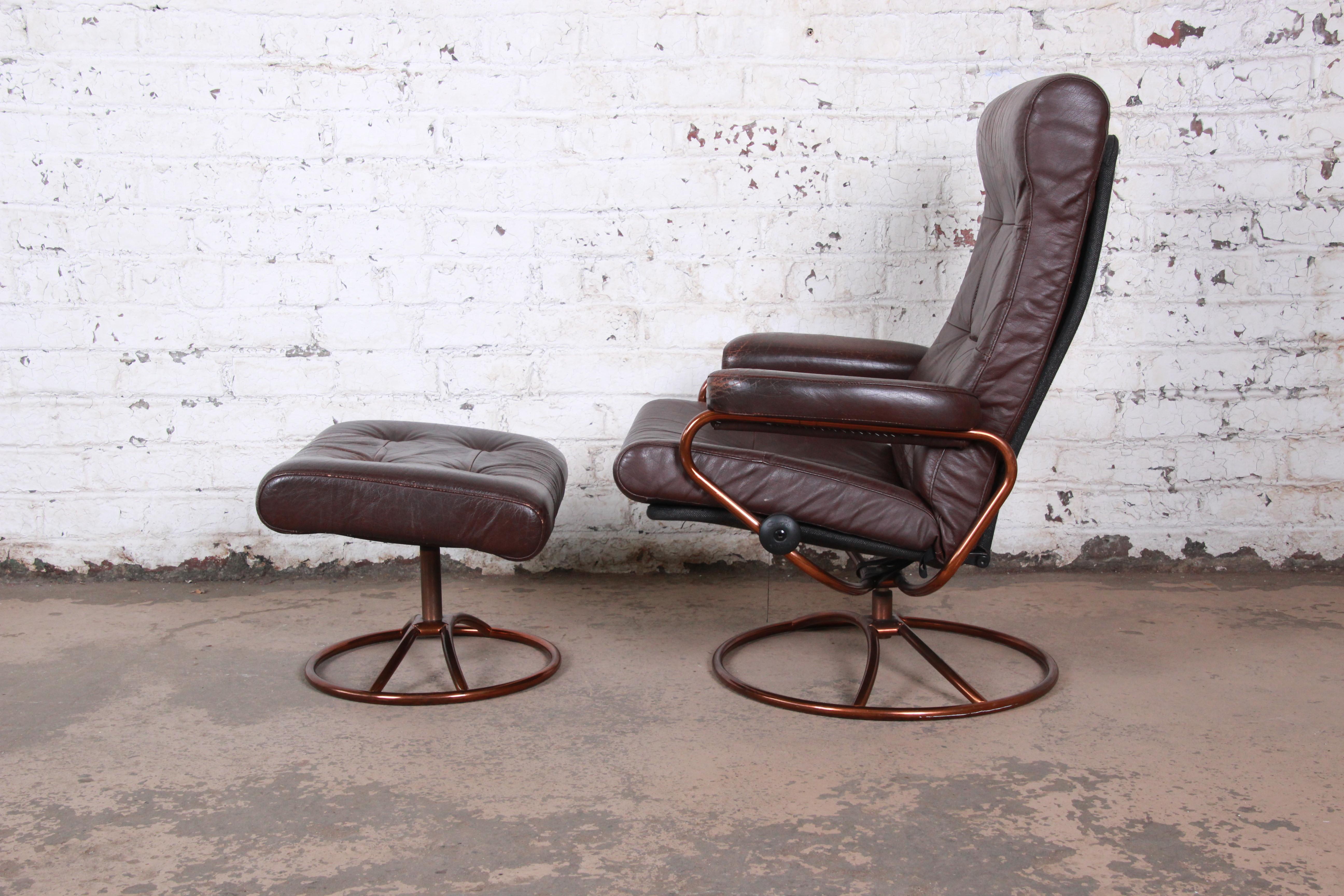 Ekornes Stressless Brown Leather Lounge Chair and Ottoman In Good Condition In South Bend, IN