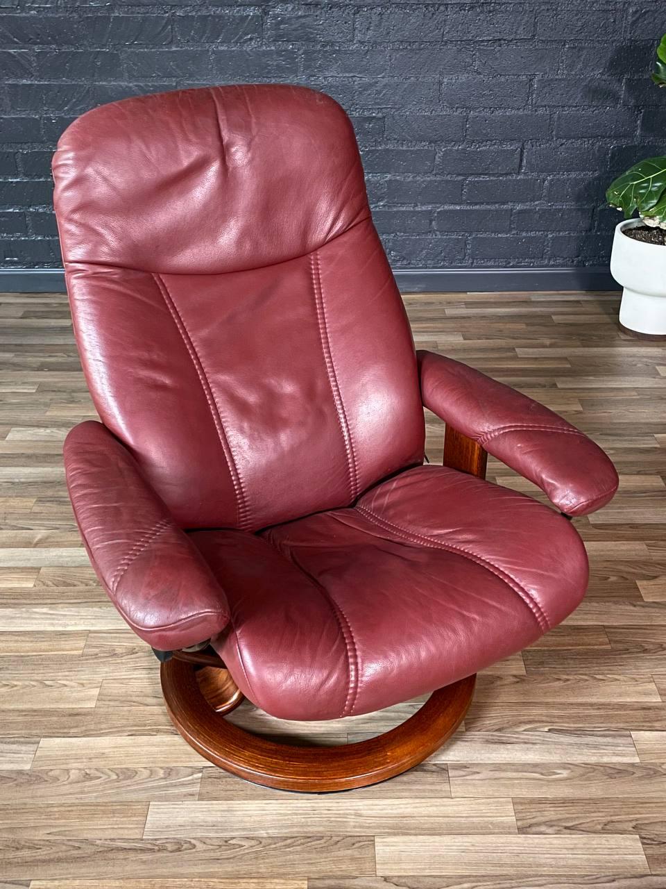 Ekornes Stressless Burgundy Leather Reclining Swivel Lounge Chair w/ Ottoman In Good Condition For Sale In Los Angeles, CA