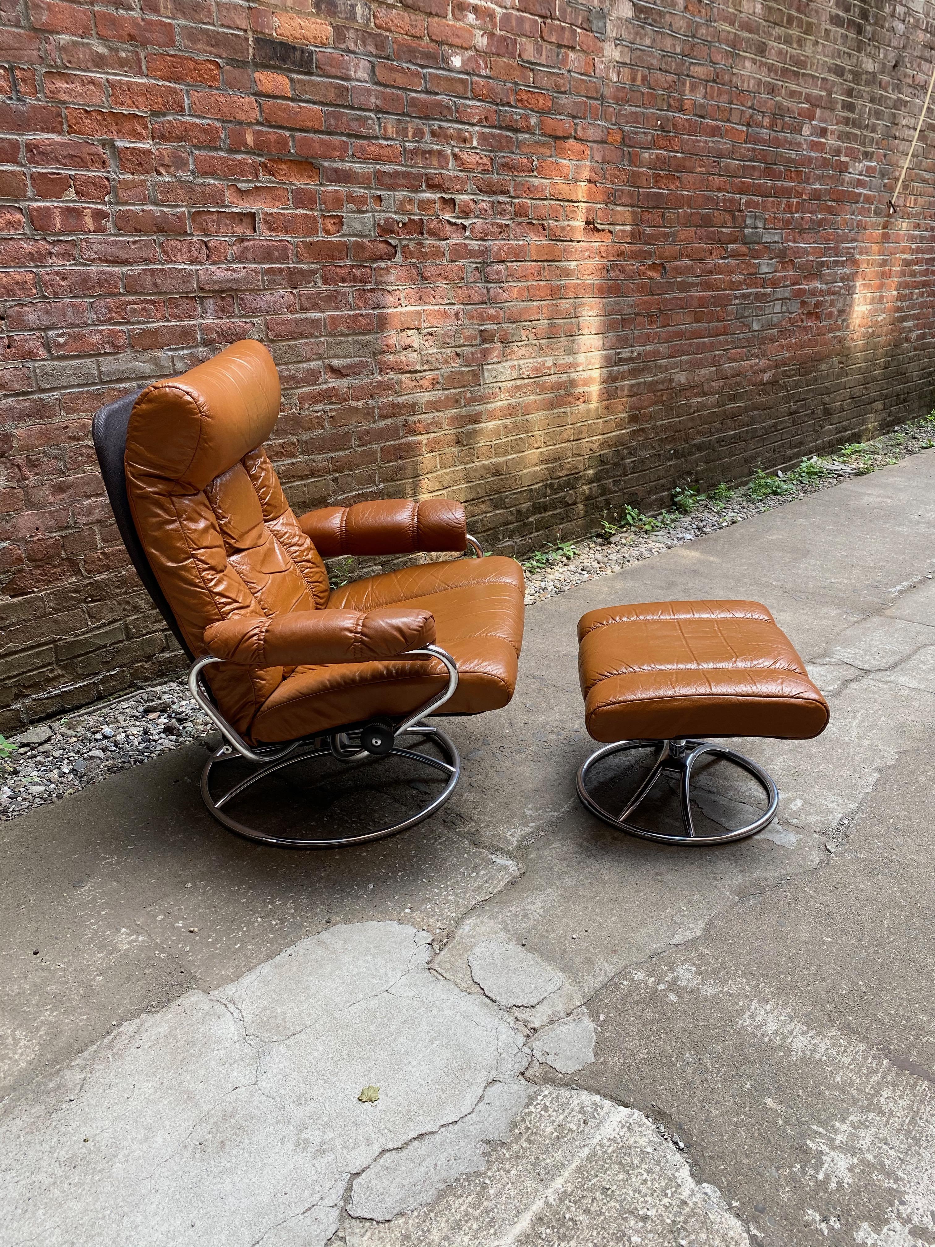 Ekornes Stressless butterscotch leather and chrome lounge chair and ottoman. Supple and perfectly broken in leather chair with ottoman. Adjustable reclining for maximum comfort, circa 1970. Made in Norway. Unsigned. Structurally sound and sturdy.