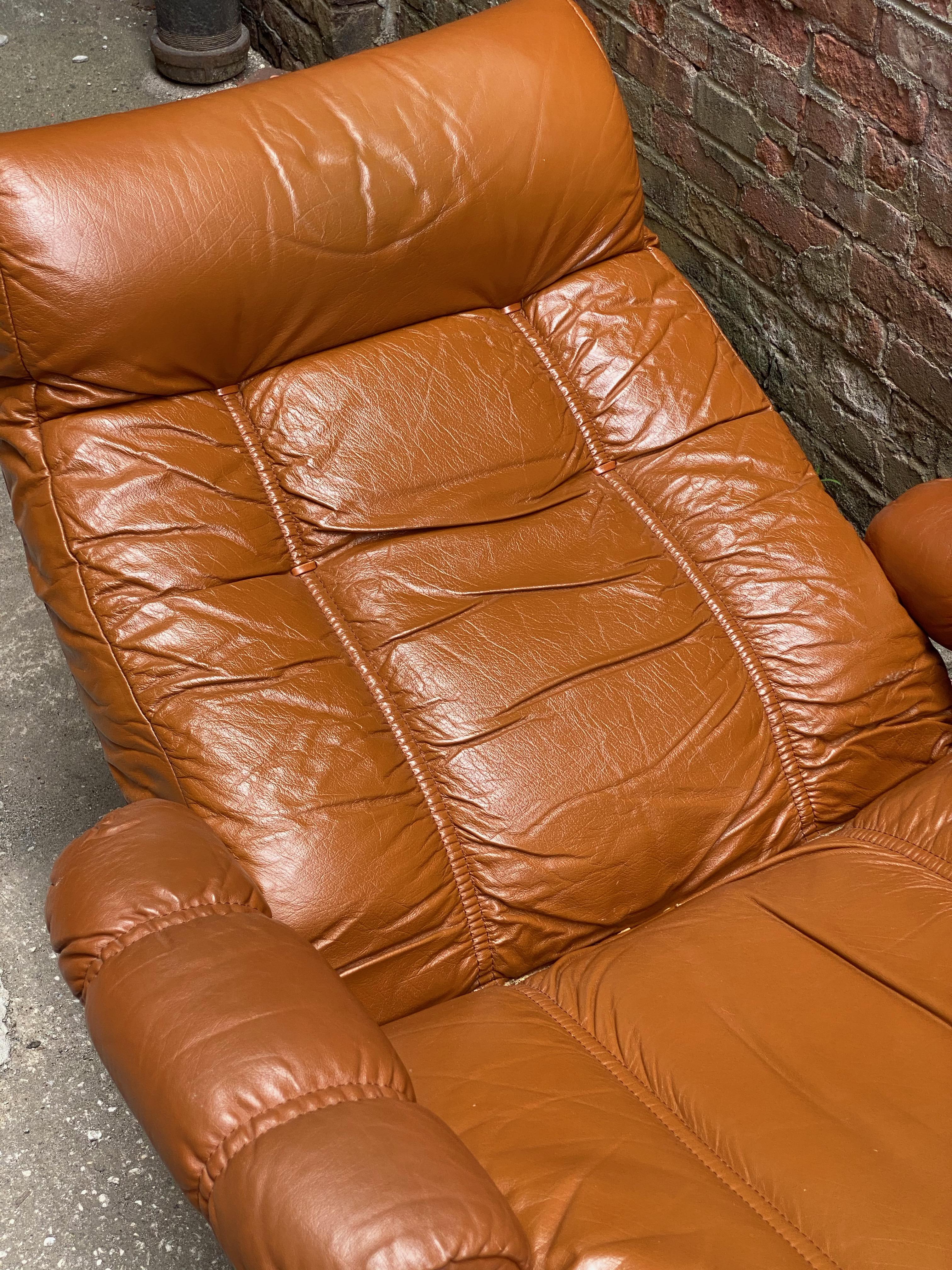 Ekornes Stressless Butterscotch Leather Lounge Chair and Ottoman In Good Condition In Garnerville, NY