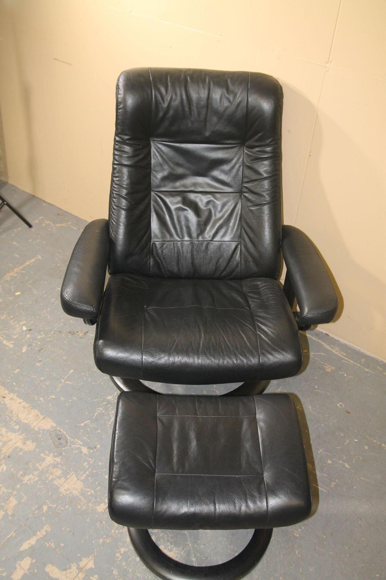 Pleased to offer, what I think is the most comfortable chair on the market, the Ekornes chair and ottoman. This leather set is in great vintage shape and has the desirable wood base.
Chair is 32 x 26 x 39
Ottoman 19 x 15 x 15