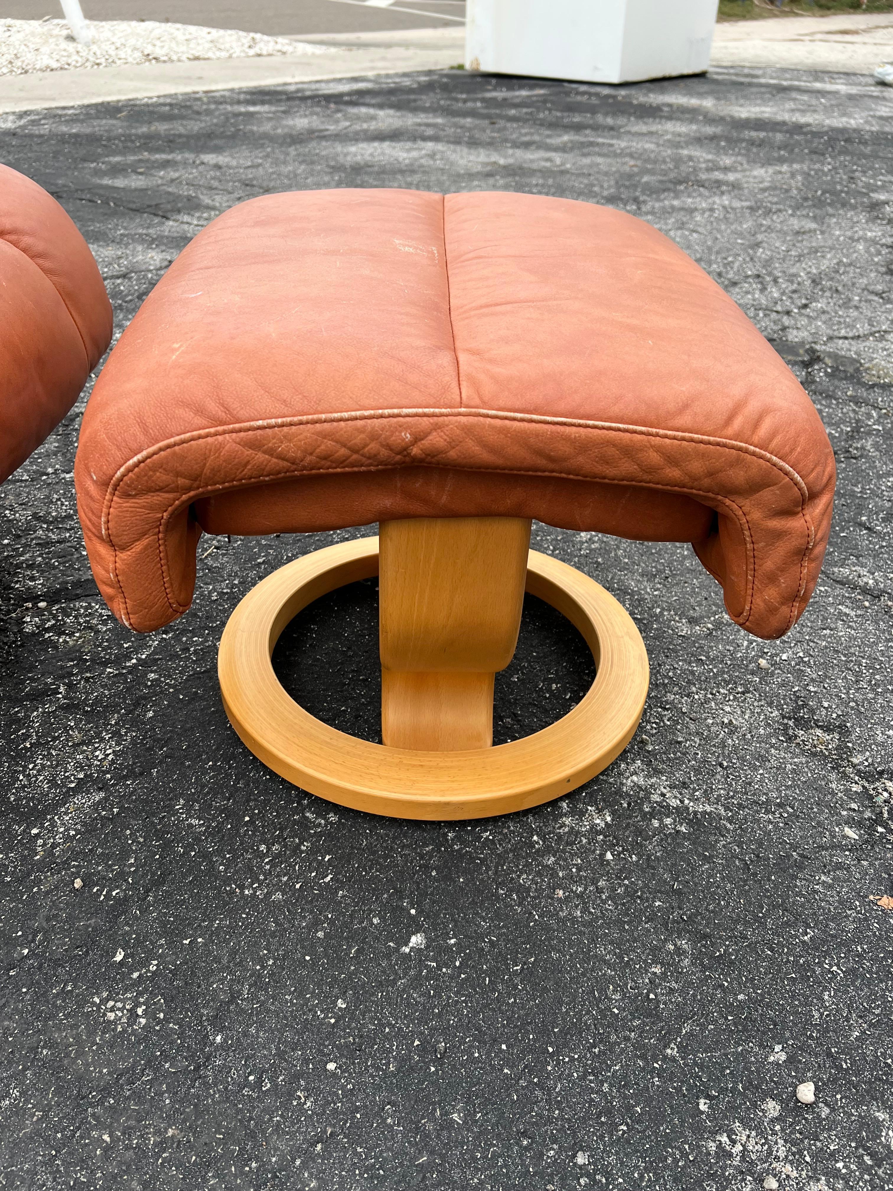 Fauteuil de salon pivotant inclinable Ekornes Stressless en cuir cognac avec pouf en vente 5