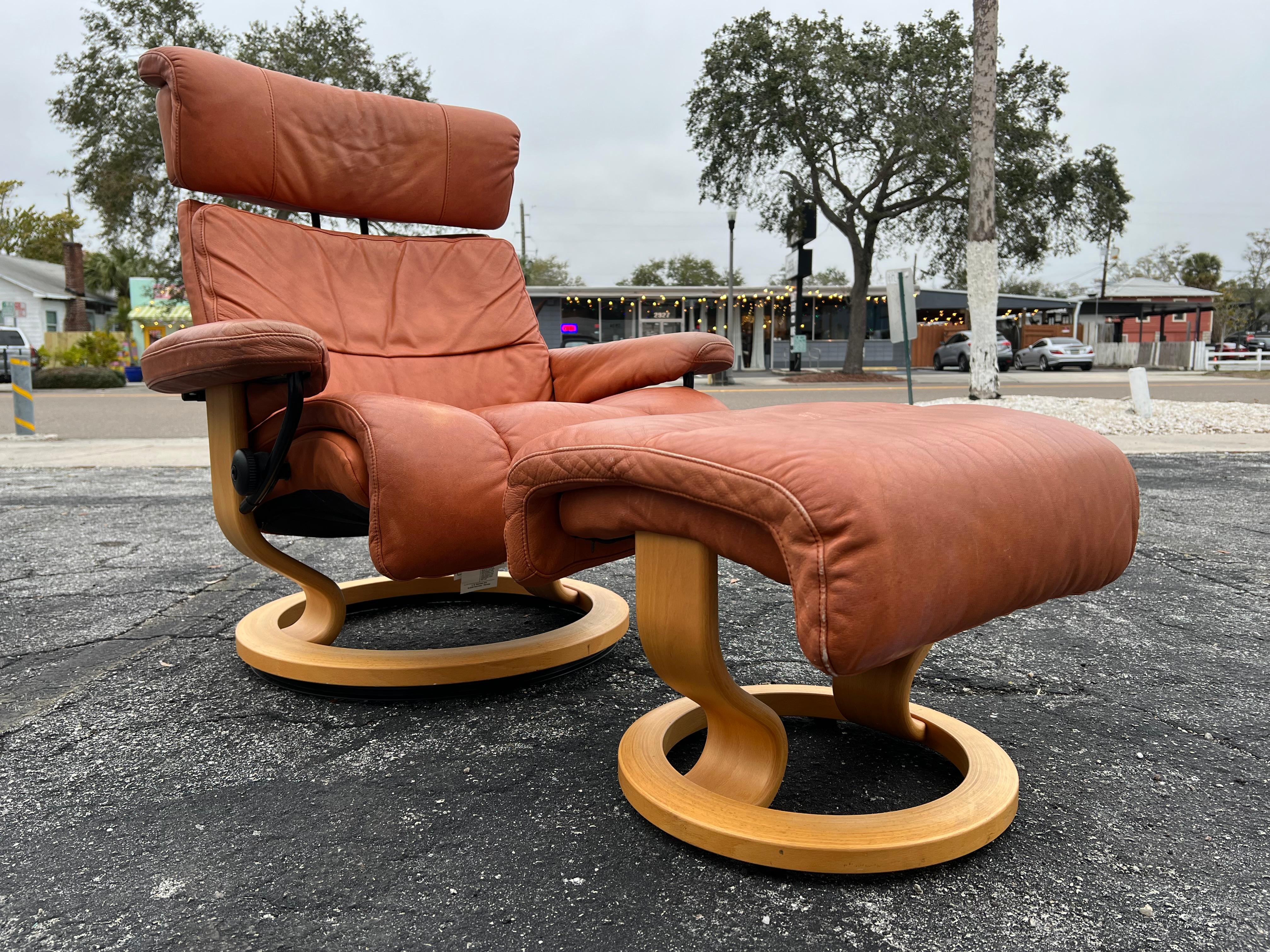 Fauteuil de salon pivotant inclinable Ekornes Stressless en cuir cognac avec pouf en vente 6