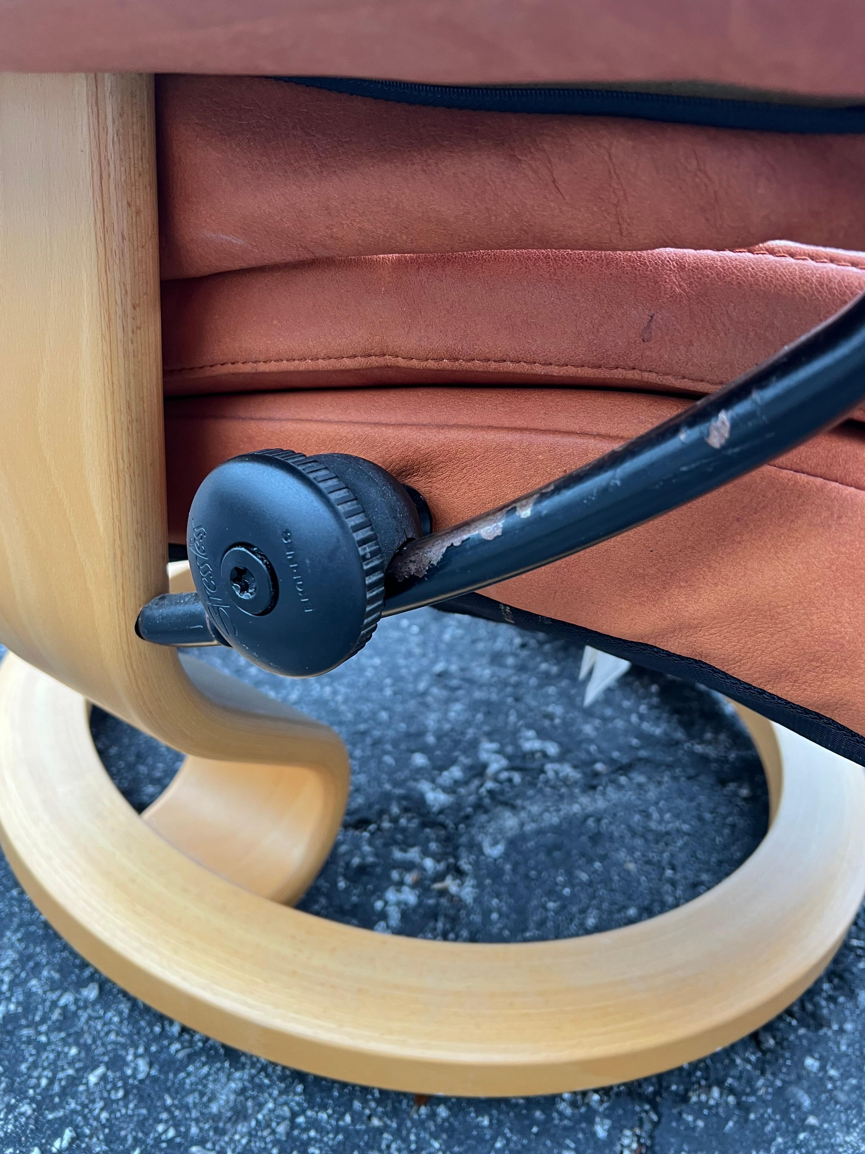 Fauteuil de salon pivotant inclinable Ekornes Stressless en cuir cognac avec pouf en vente 7