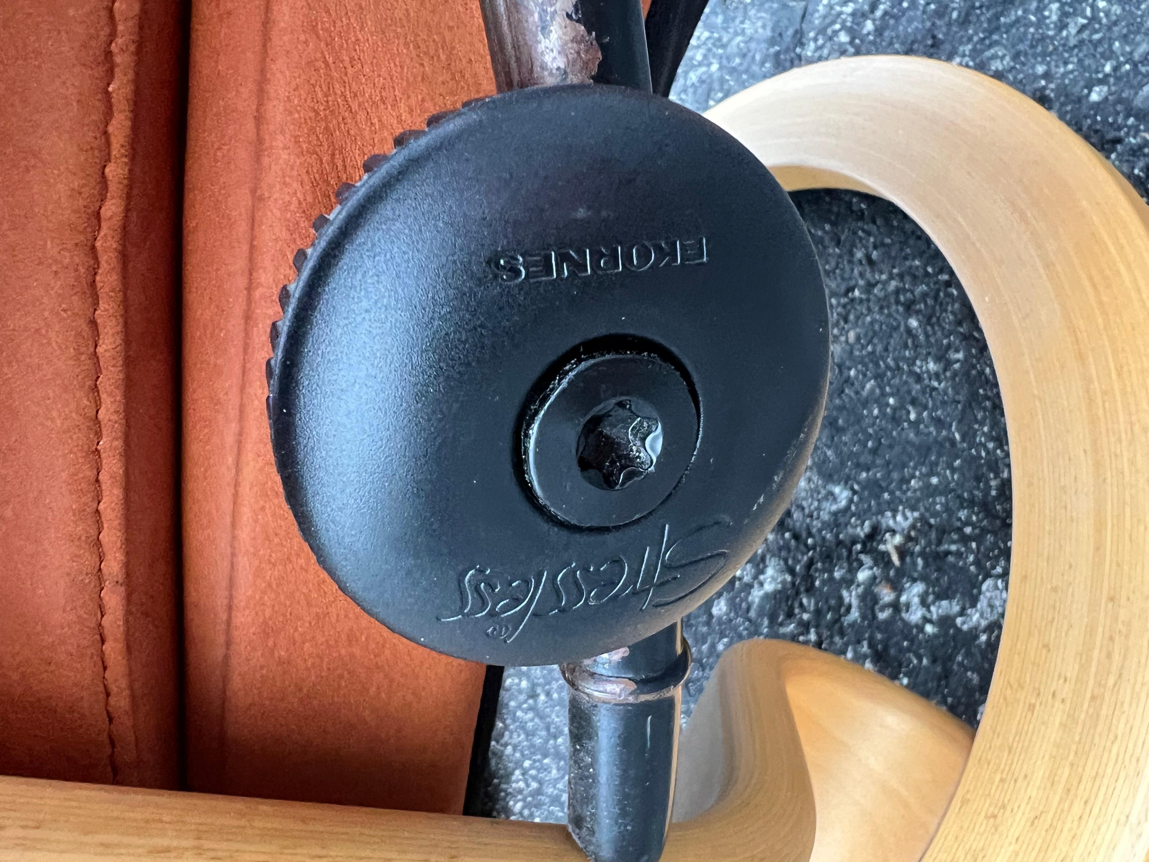 Fauteuil de salon pivotant inclinable Ekornes Stressless en cuir cognac avec pouf en vente 8