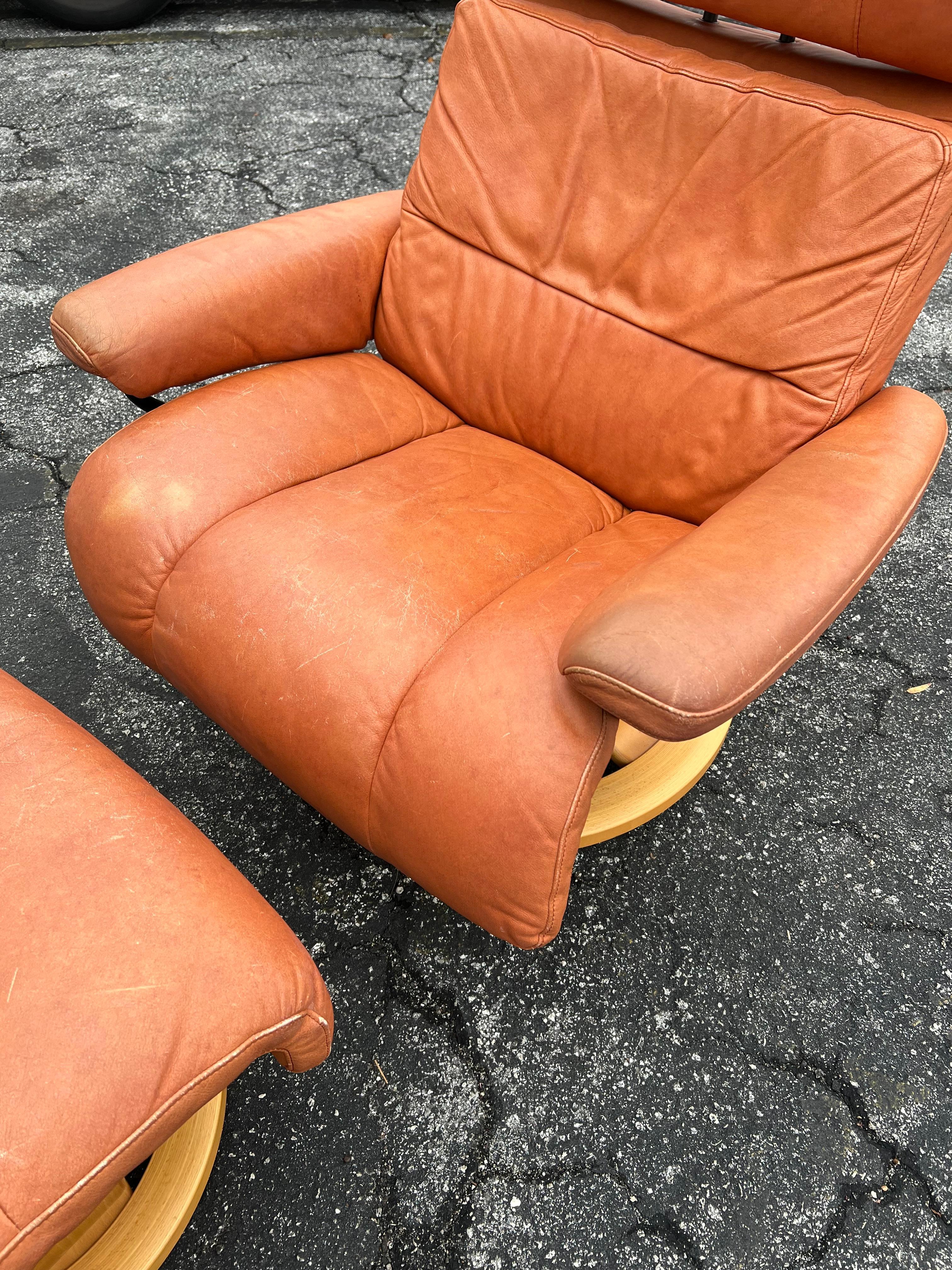 Fauteuil de salon pivotant inclinable Ekornes Stressless en cuir cognac avec pouf en vente 10