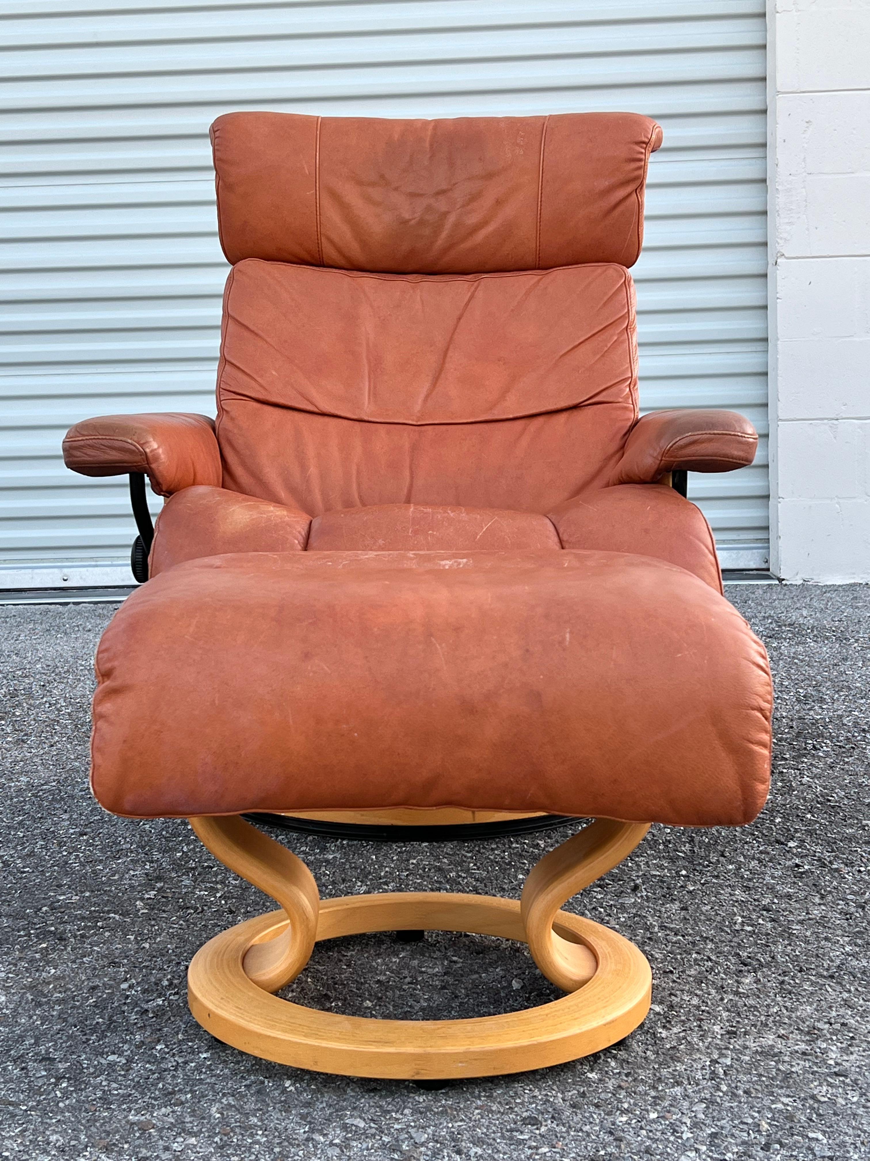 Fauteuil de salon pivotant inclinable Ekornes Stressless en cuir cognac avec pouf en vente 11