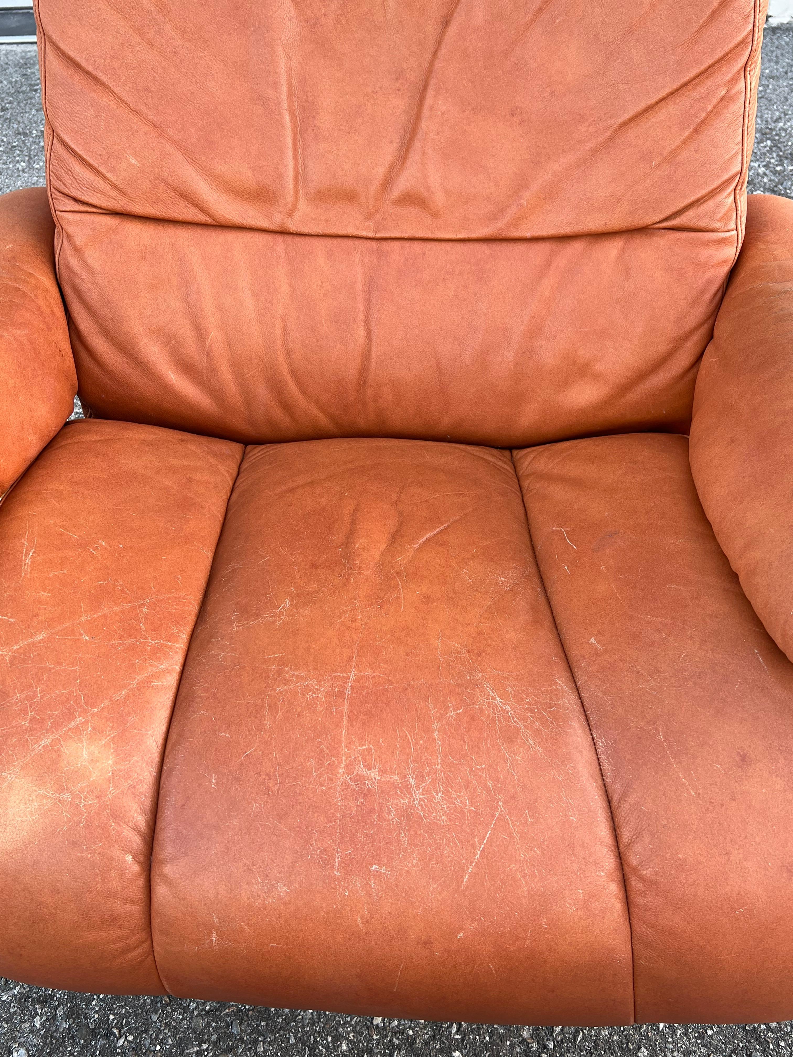 Fauteuil de salon pivotant inclinable Ekornes Stressless en cuir cognac avec pouf en vente 12