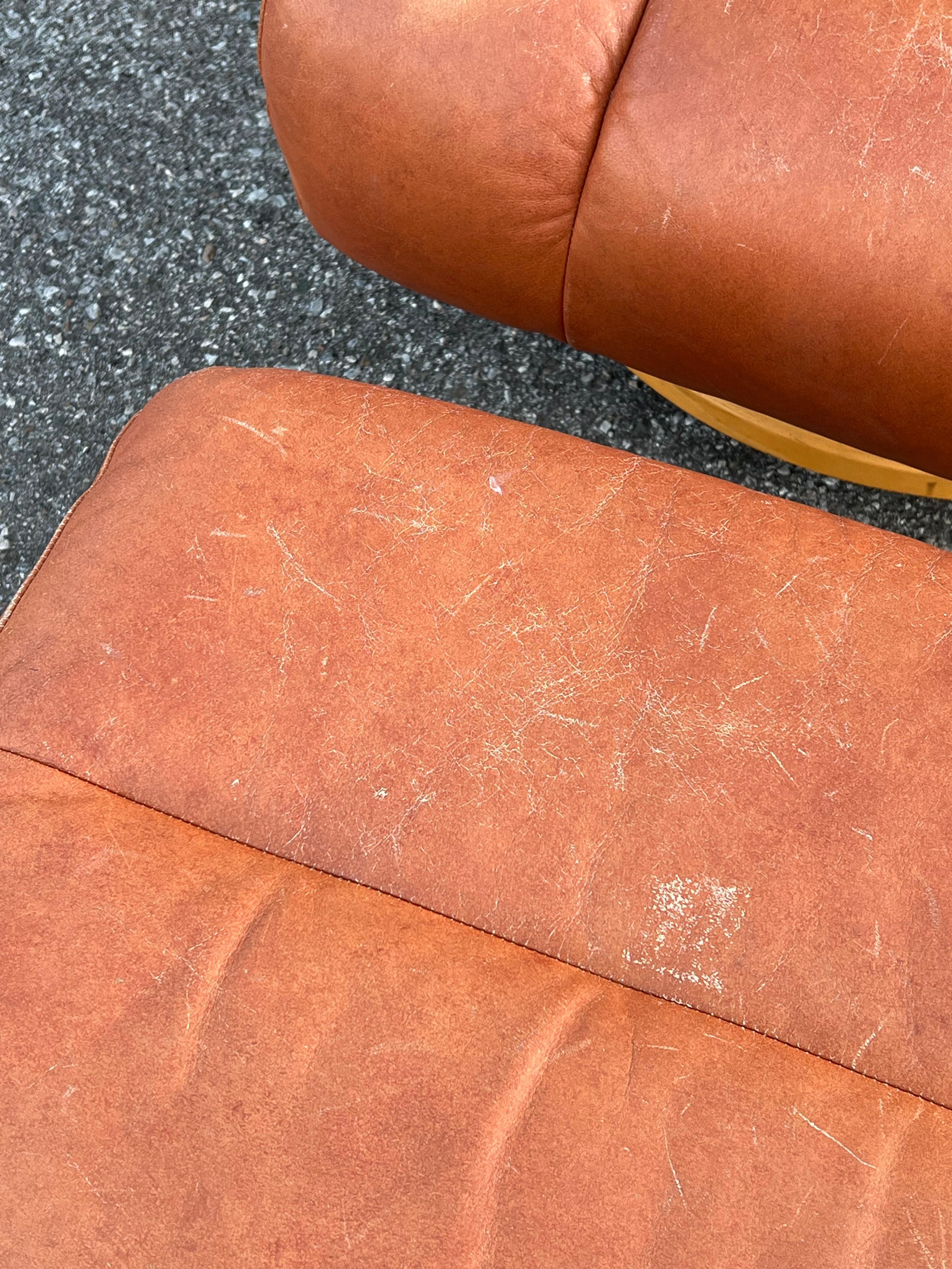 Fauteuil de salon pivotant inclinable Ekornes Stressless en cuir cognac avec pouf en vente 13