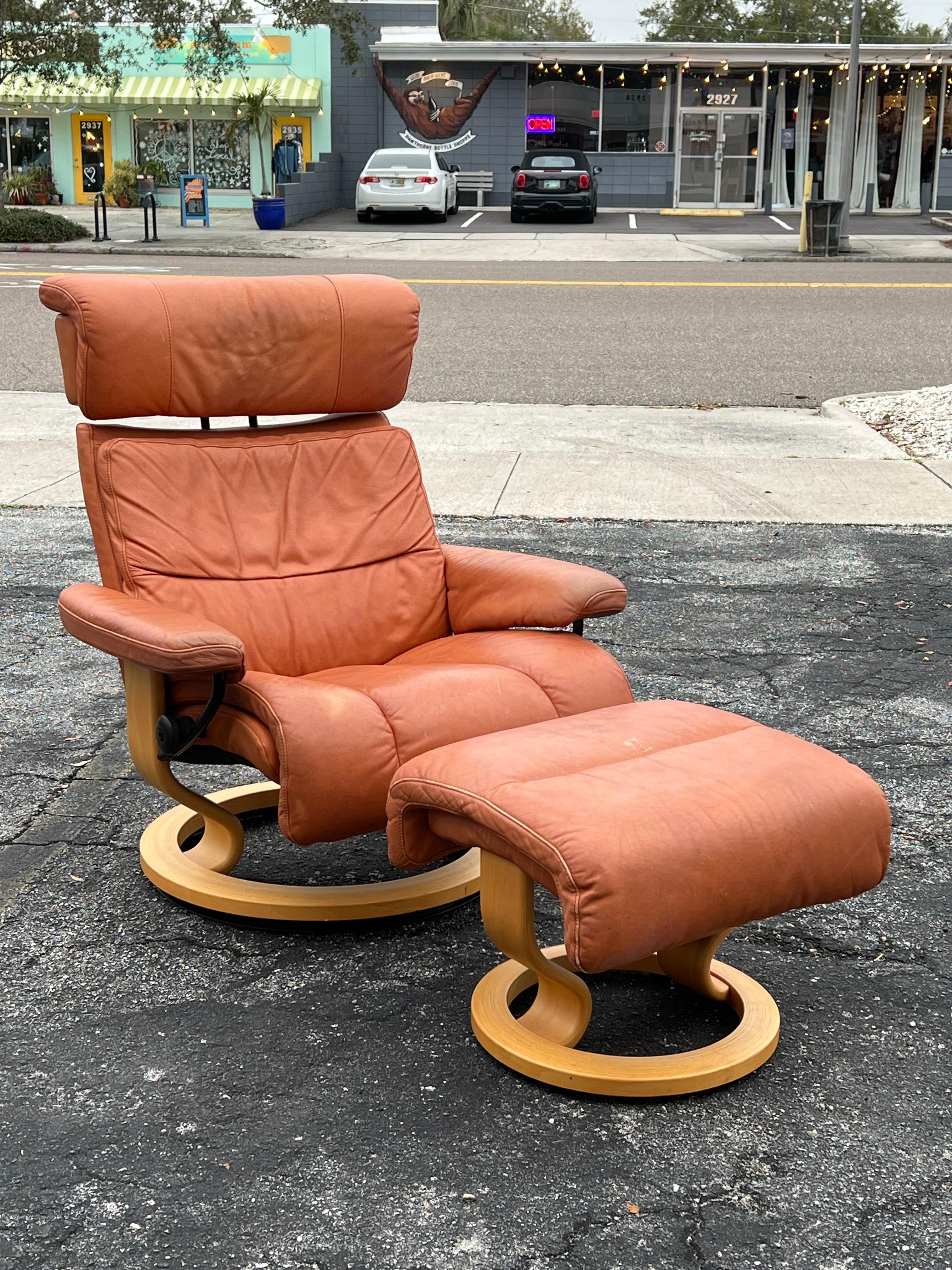 Mid-Century Modern Fauteuil de salon pivotant inclinable Ekornes Stressless en cuir cognac avec pouf en vente