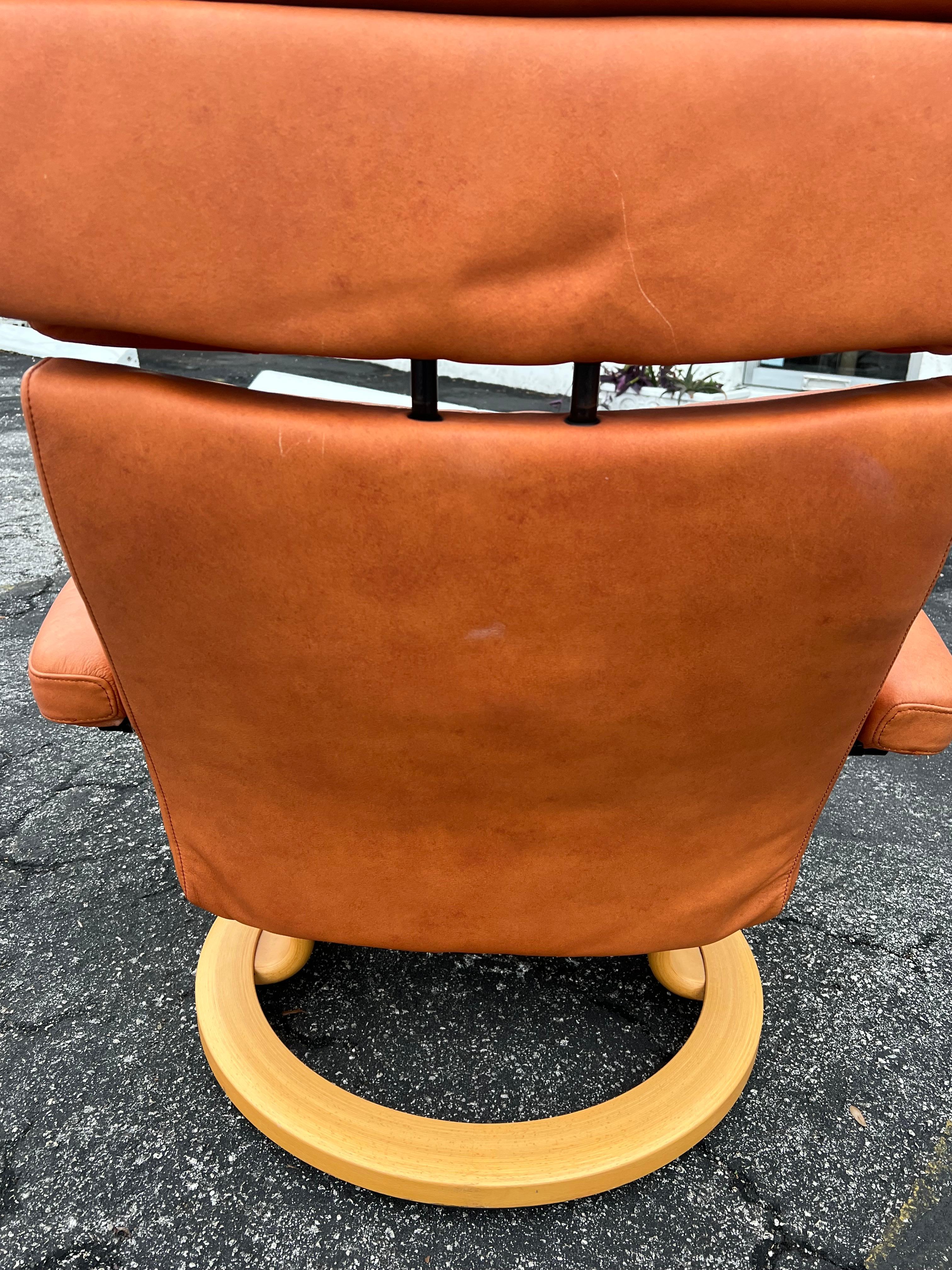 Norvégien Fauteuil de salon pivotant inclinable Ekornes Stressless en cuir cognac avec pouf en vente