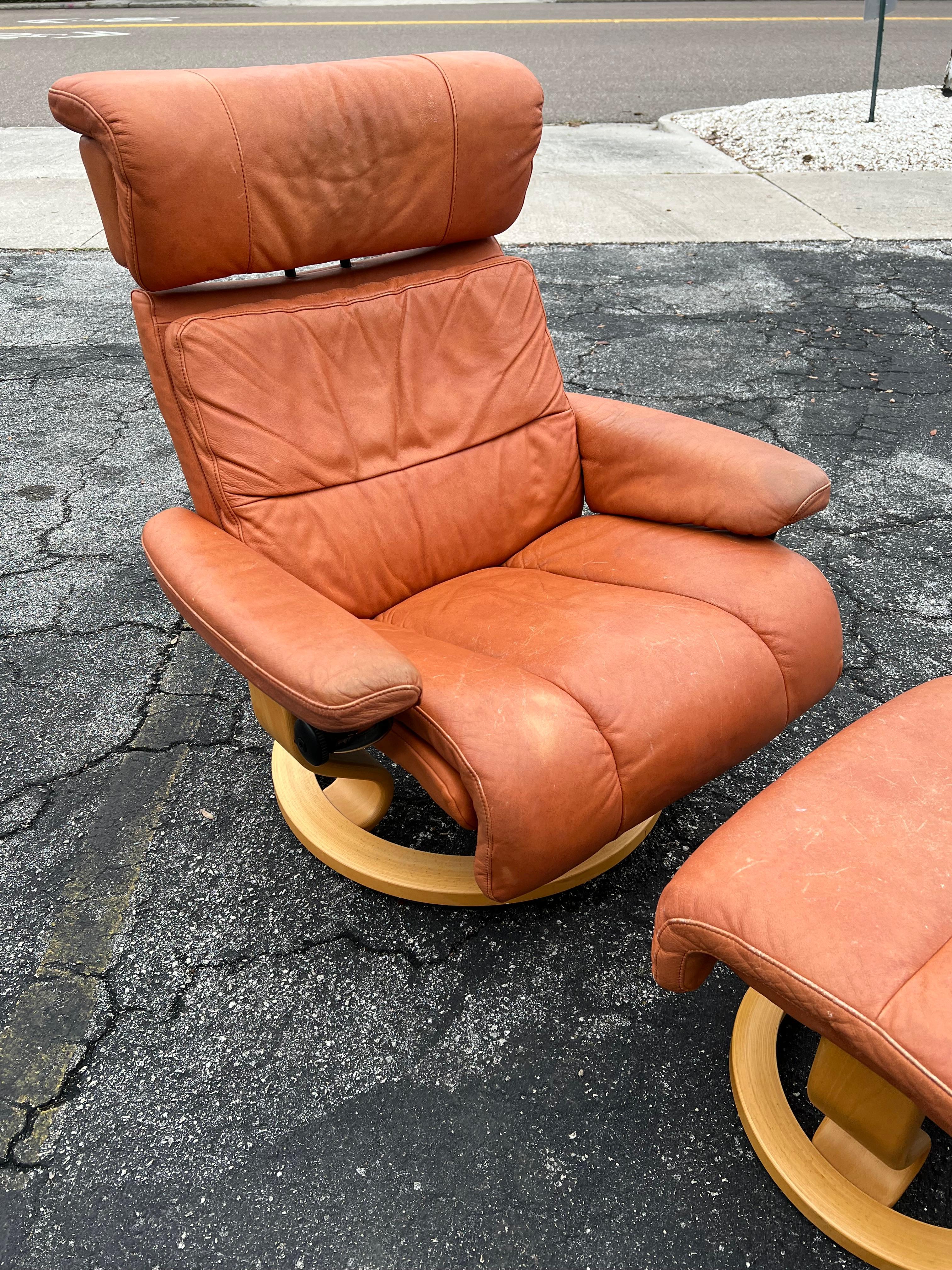 Fauteuil de salon pivotant inclinable Ekornes Stressless en cuir cognac avec pouf Bon état - En vente à St.Petersburg, FL