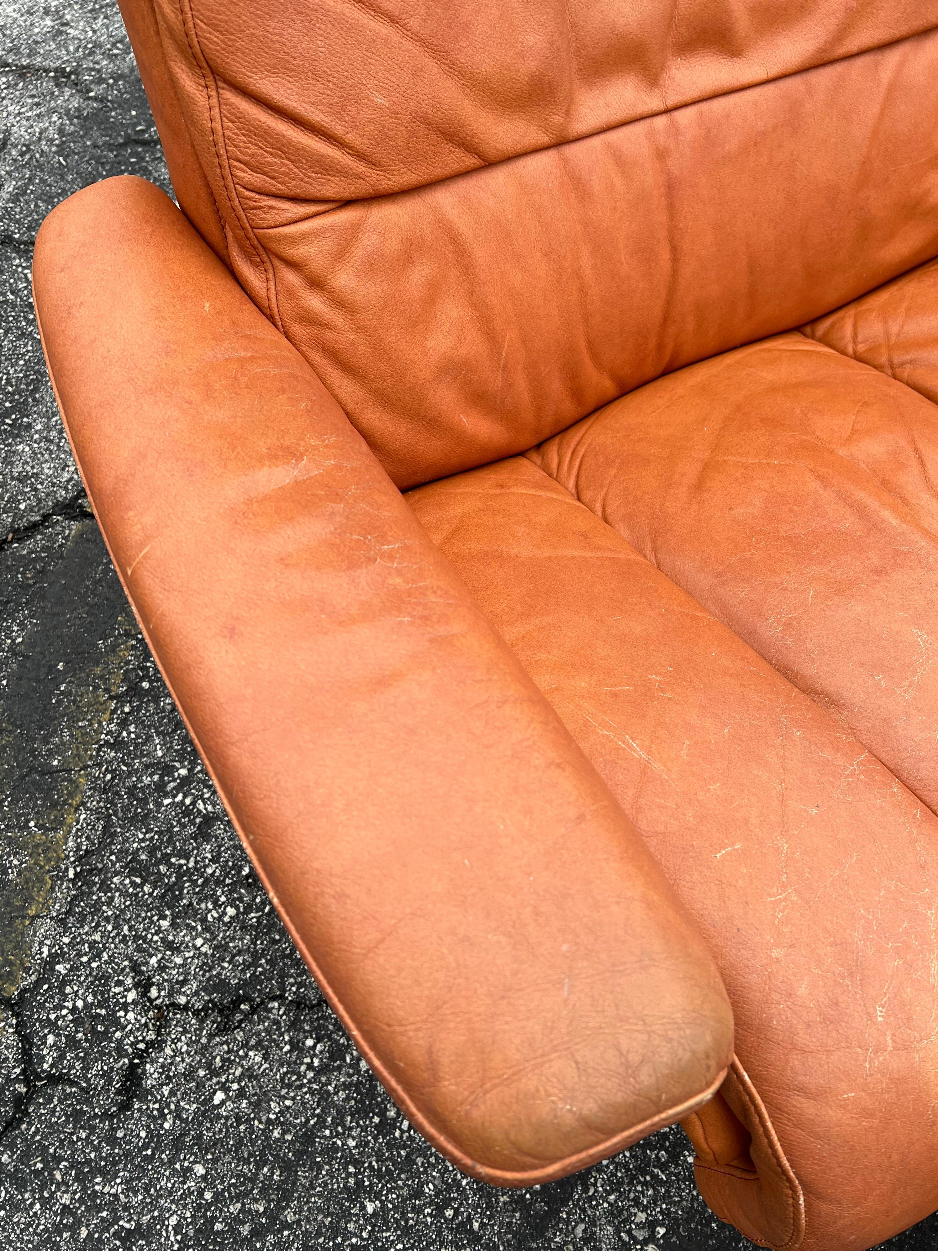 XXIe siècle et contemporain Fauteuil de salon pivotant inclinable Ekornes Stressless en cuir cognac avec pouf en vente