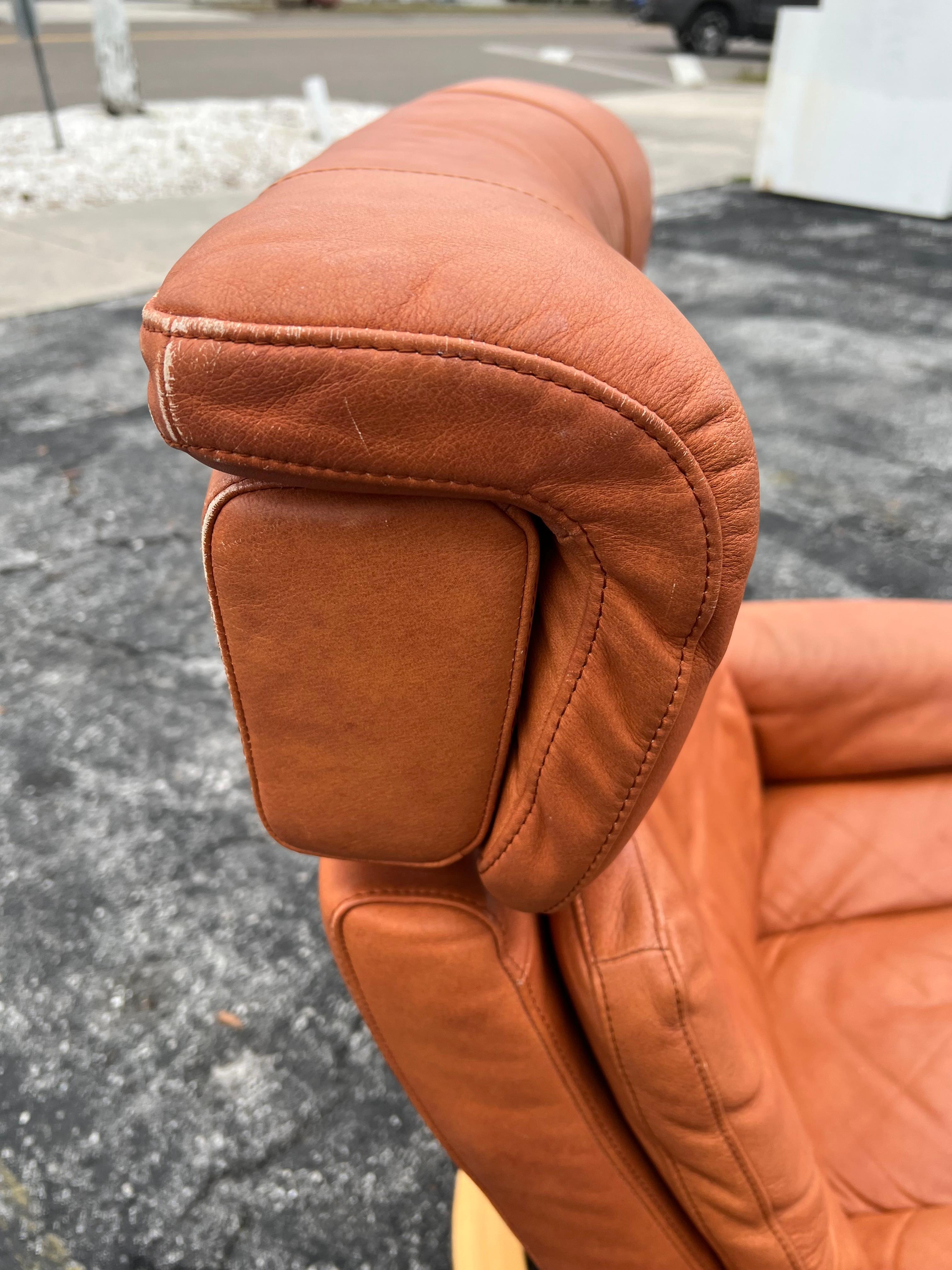 Fauteuil de salon pivotant inclinable Ekornes Stressless en cuir cognac avec pouf en vente 1