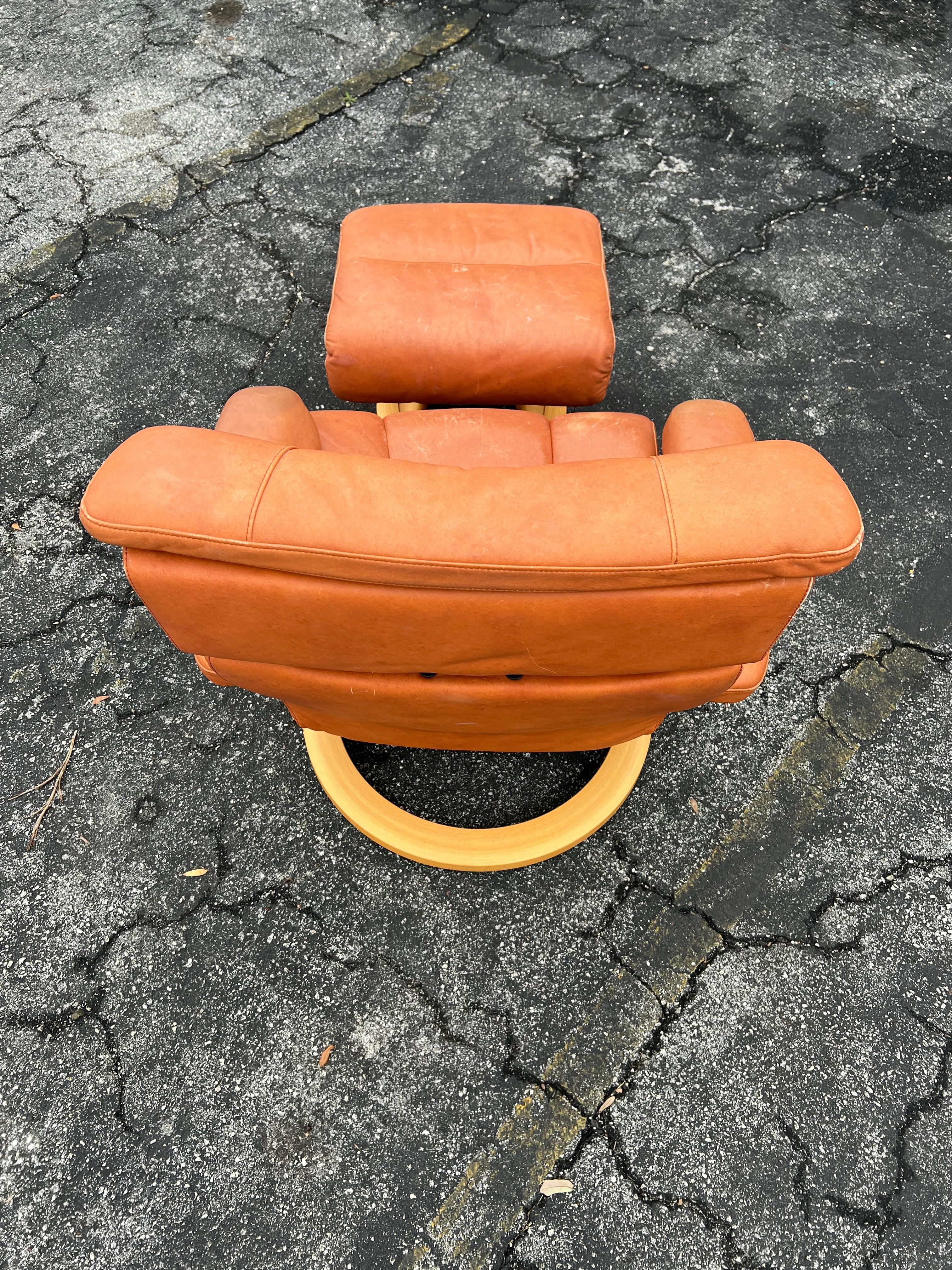 Fauteuil de salon pivotant inclinable Ekornes Stressless en cuir cognac avec pouf en vente 2
