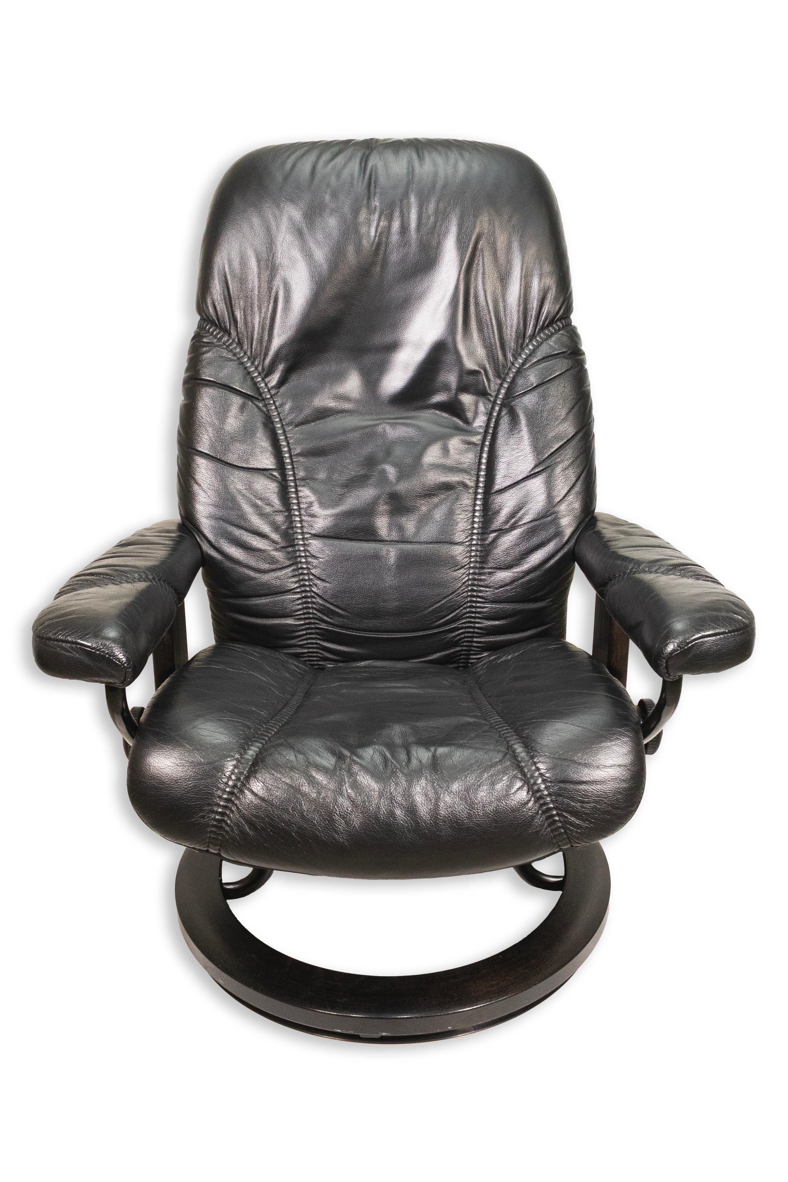 Ekornes Stressless Danish Black Leather Swivel Lounge Chair with Ottoman In Good Condition For Sale In Keego Harbor, MI