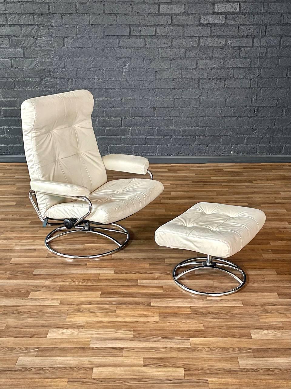 Condit : Condition Vintage Originale
MATERIAL : Cuir beige, bases chromées

Faites l'expérience d'un confort scandinave inégalé avec cette chaise longue inclinable et cet ottoman Ekornes Stressless vintage, fabriqués en Norvège dans les années 1970.