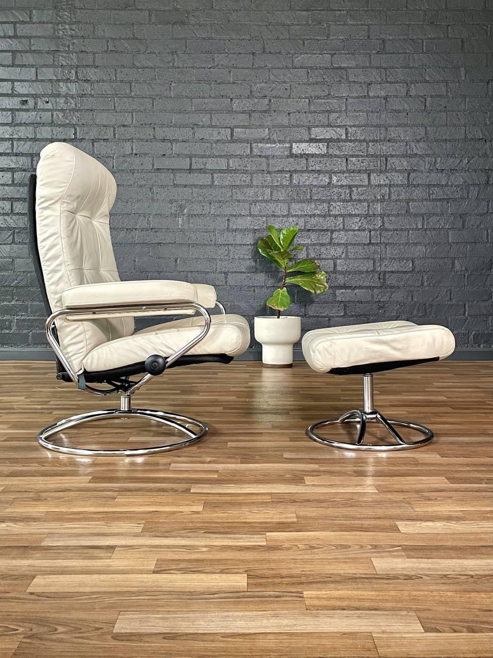 Postmoderne Ekornes Stressless Chaise longue pivotante inclinable en cuir et chrome avec pouf en vente
