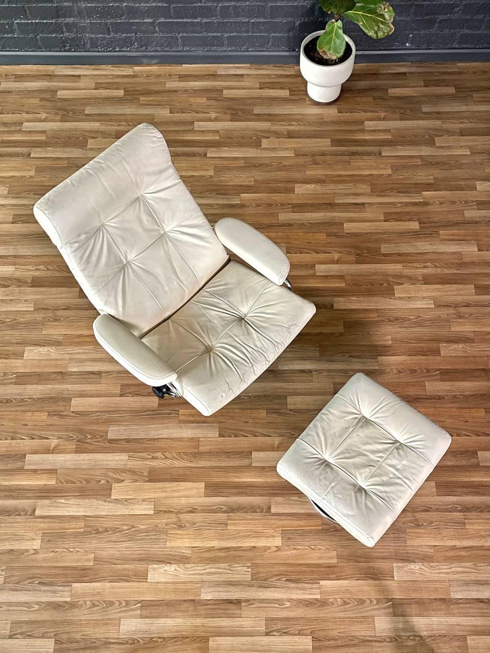 Ekornes Stressless Chaise longue pivotante inclinable en cuir et chrome avec pouf Bon état - En vente à Los Angeles, CA