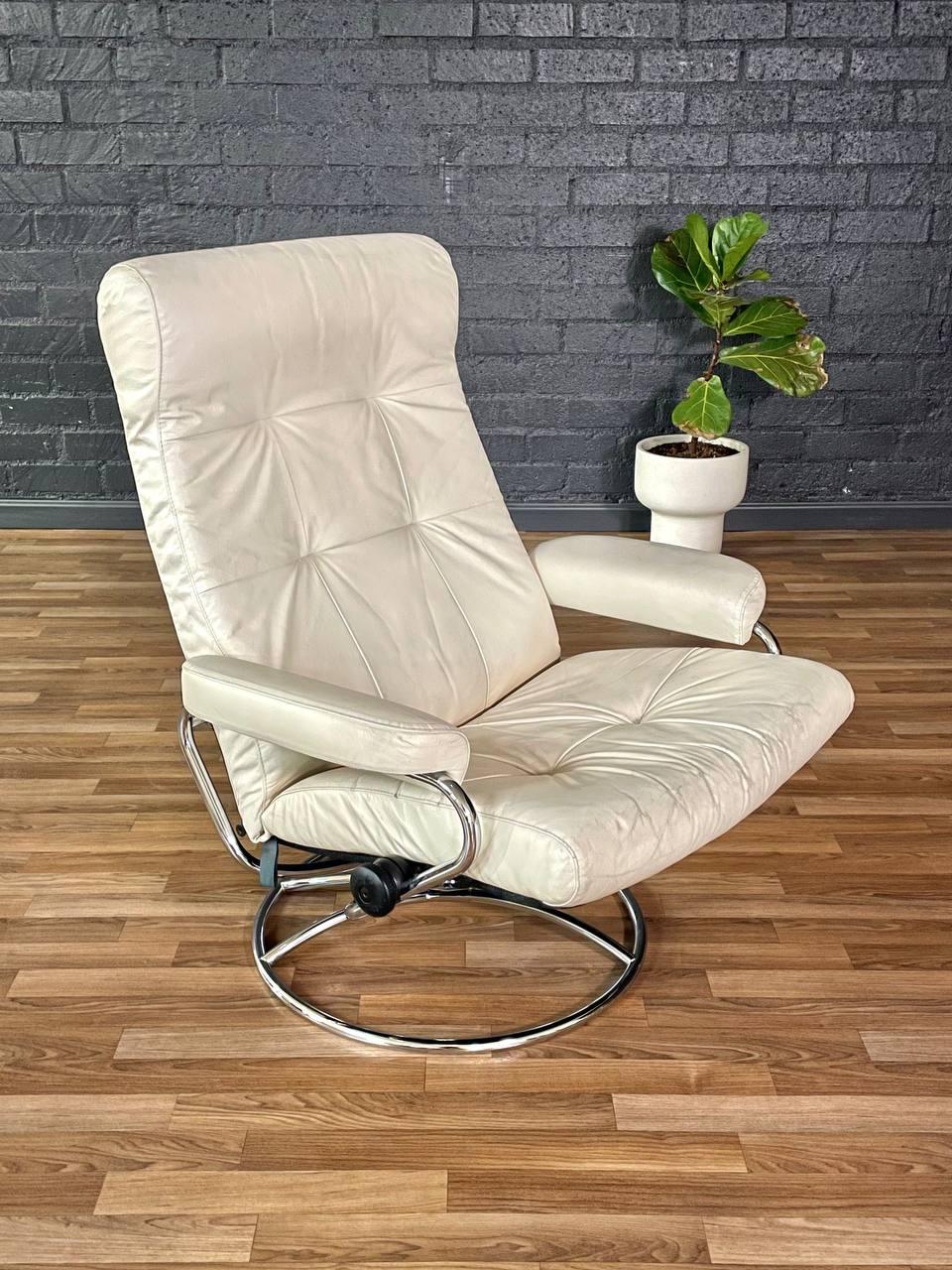 Fin du 20e siècle Ekornes Stressless Chaise longue pivotante inclinable en cuir et chrome avec pouf en vente